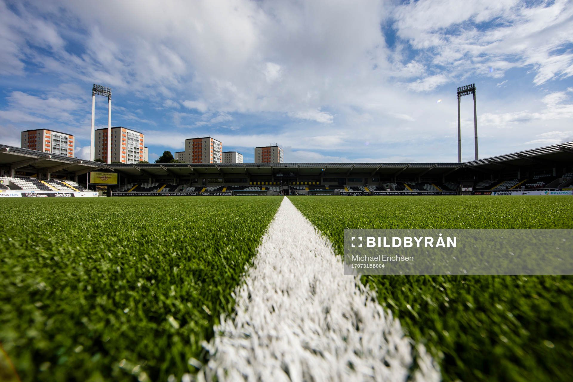 Bravida Arena exteriört innan fotbollsmatchen i