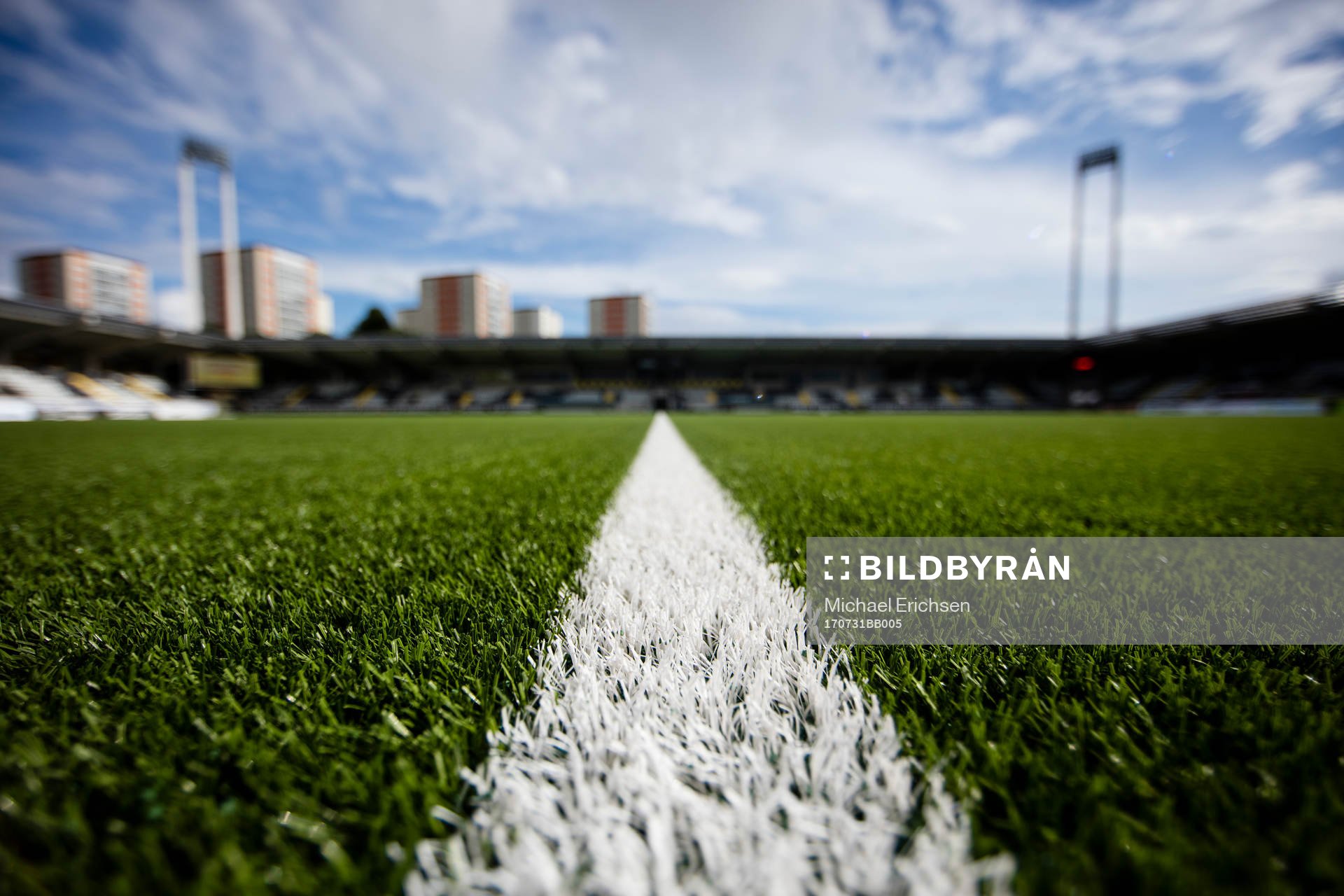 Bravida Arena exteriört innan fotbollsmatchen i