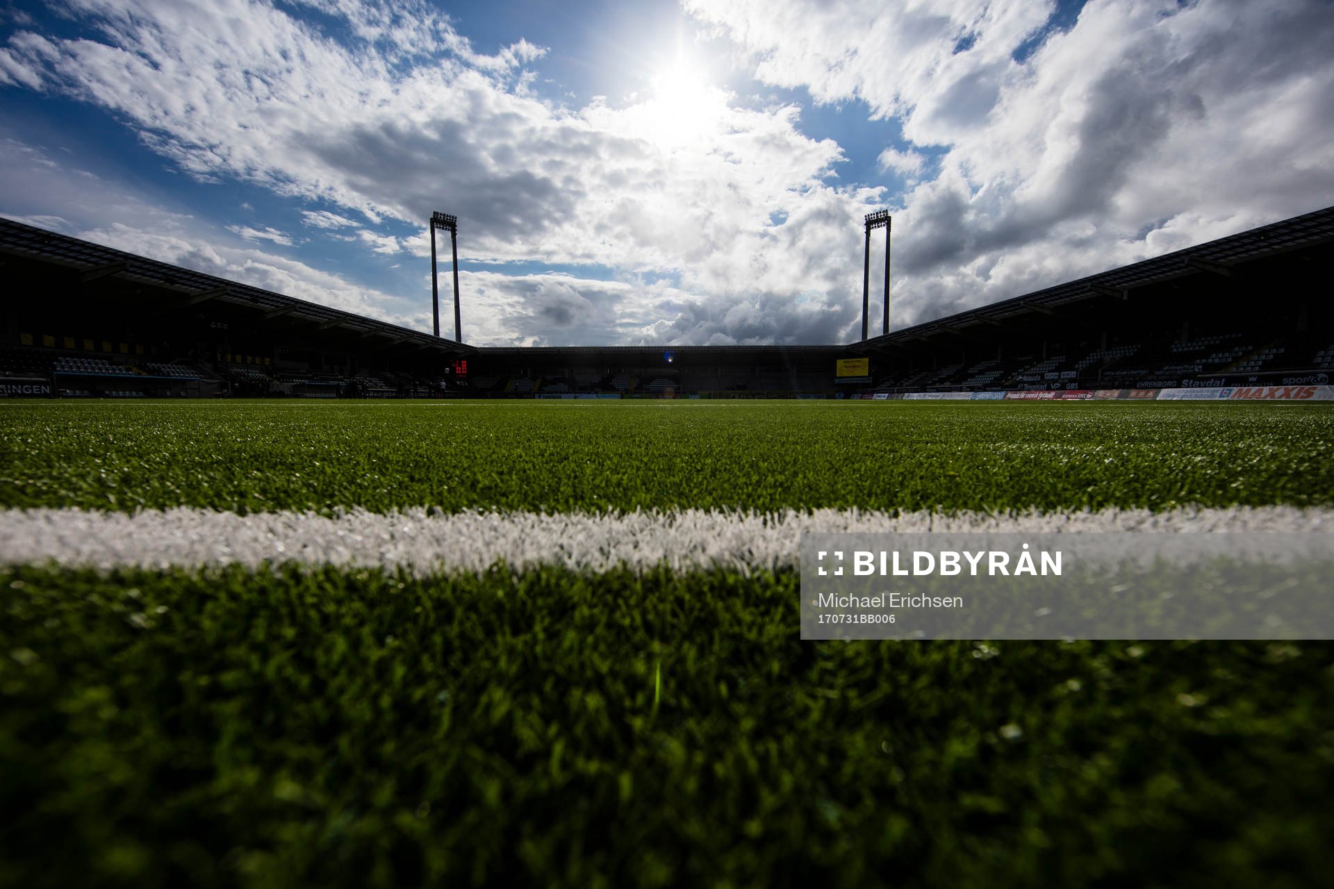 Bravida Arena exteriört innan fotbollsmatchen i