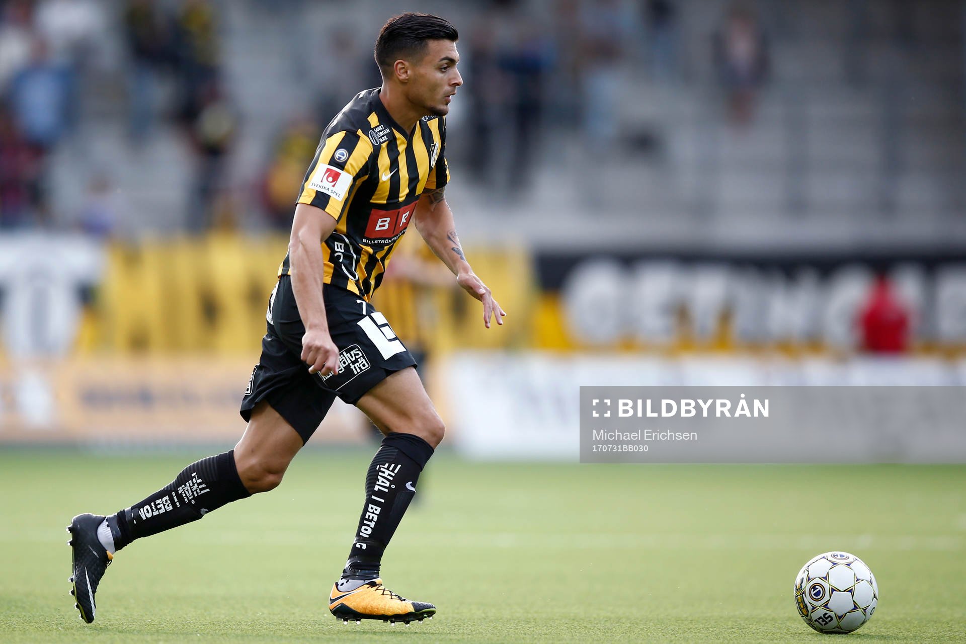 Häckens Ahmed Yasin driver bollen