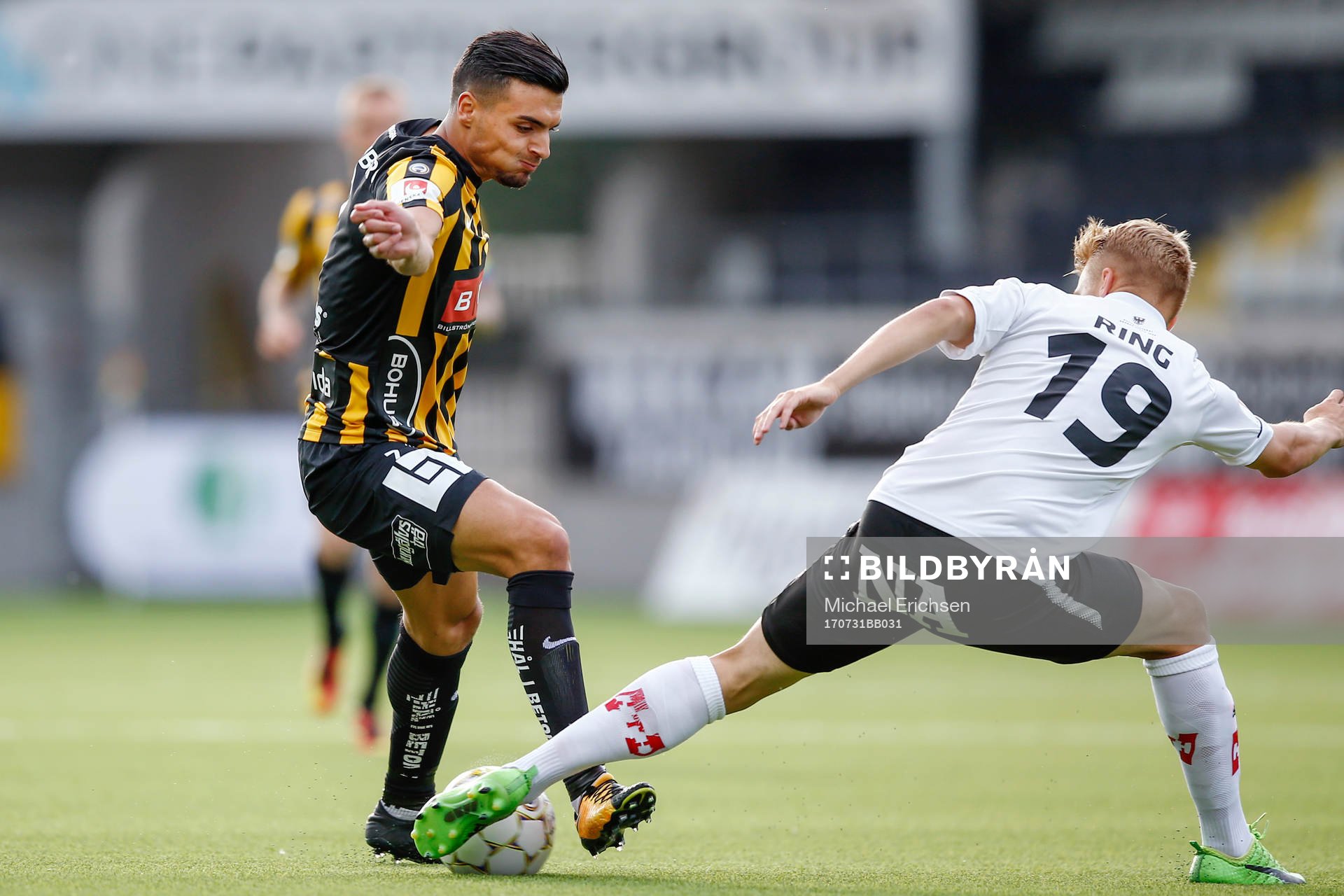 Häckens Ahmed Yasin och Örebros Sebastian Ring i kamp om