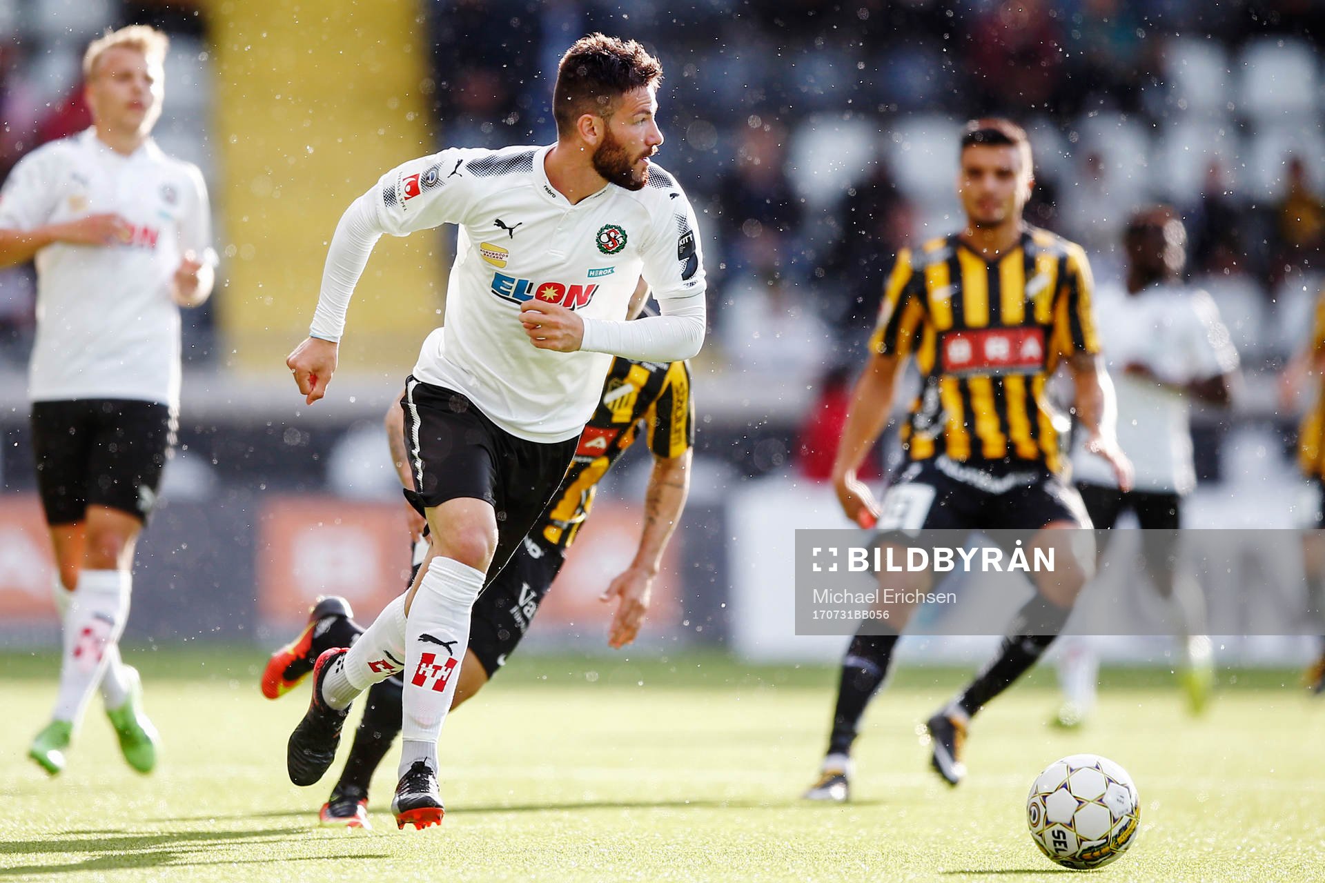 Örebros Brendan Hines-Ike driver bollen