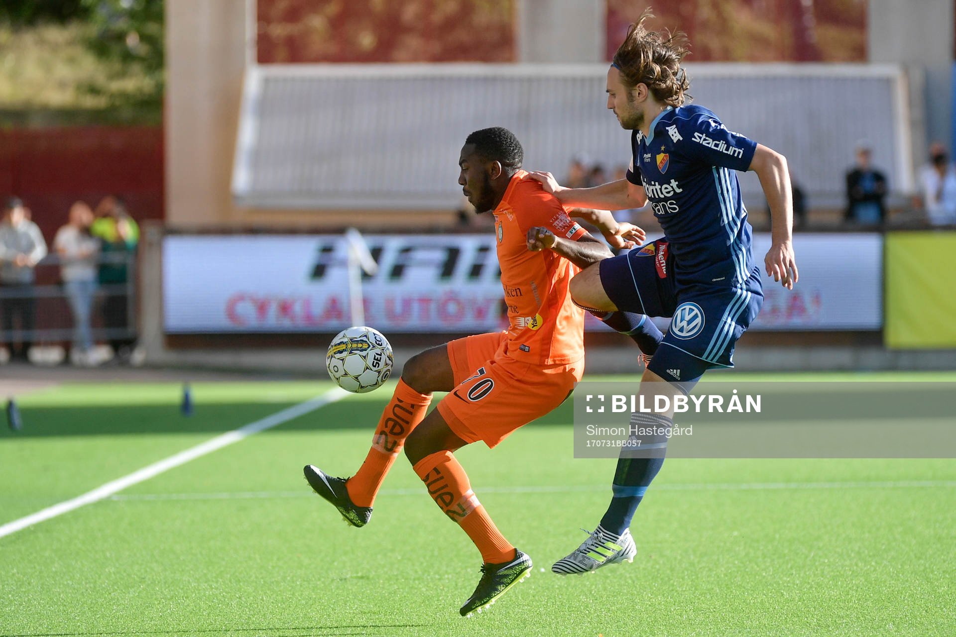 AFC Eskilstunas Chidi Omeje och Djurgårdens Kevin Walker i