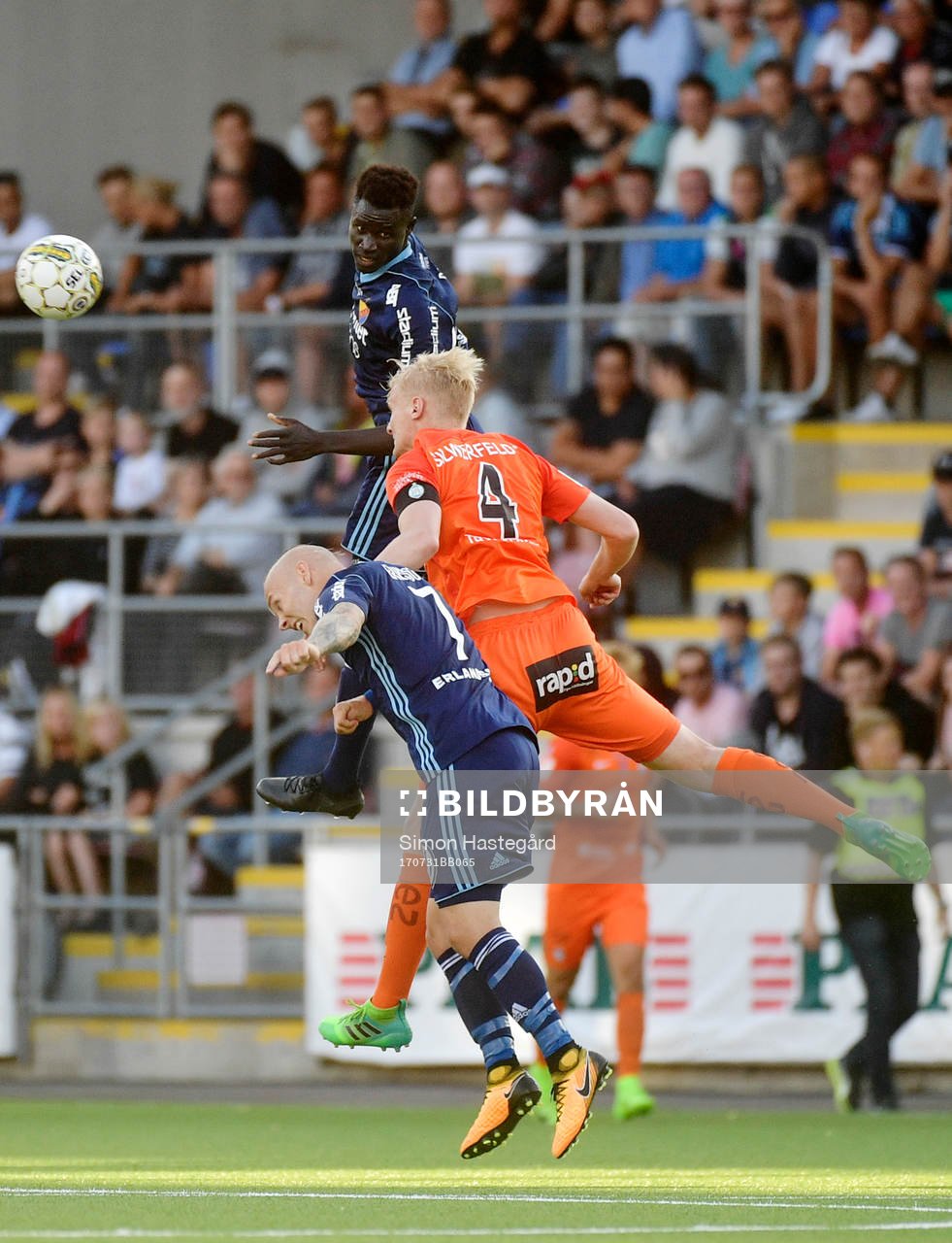 Djurgårdens Aliou Badji och Magnus Eriksson i nickduell