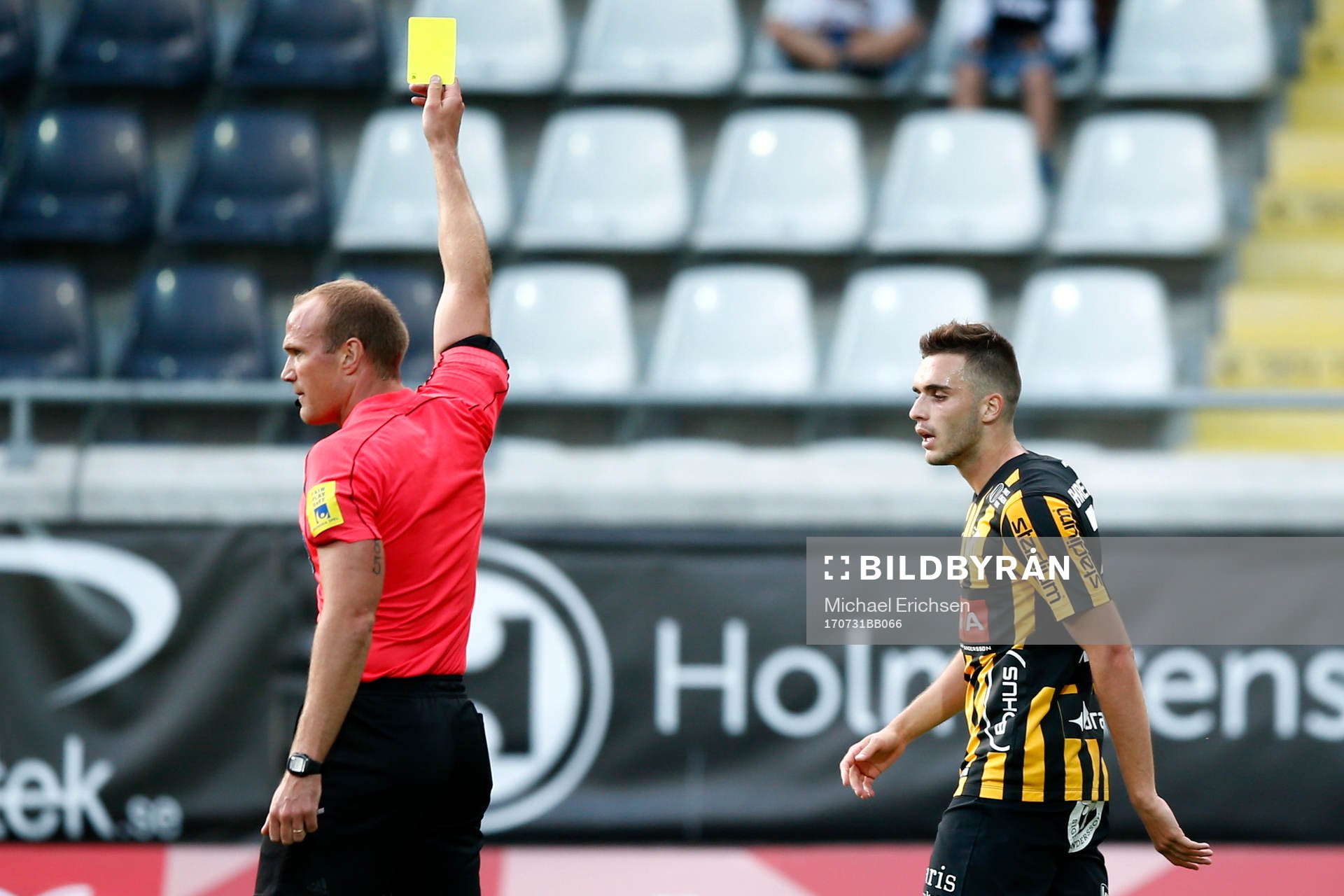 Domaren Patrik Eriksson varnar Häckens Egzon Binaku för