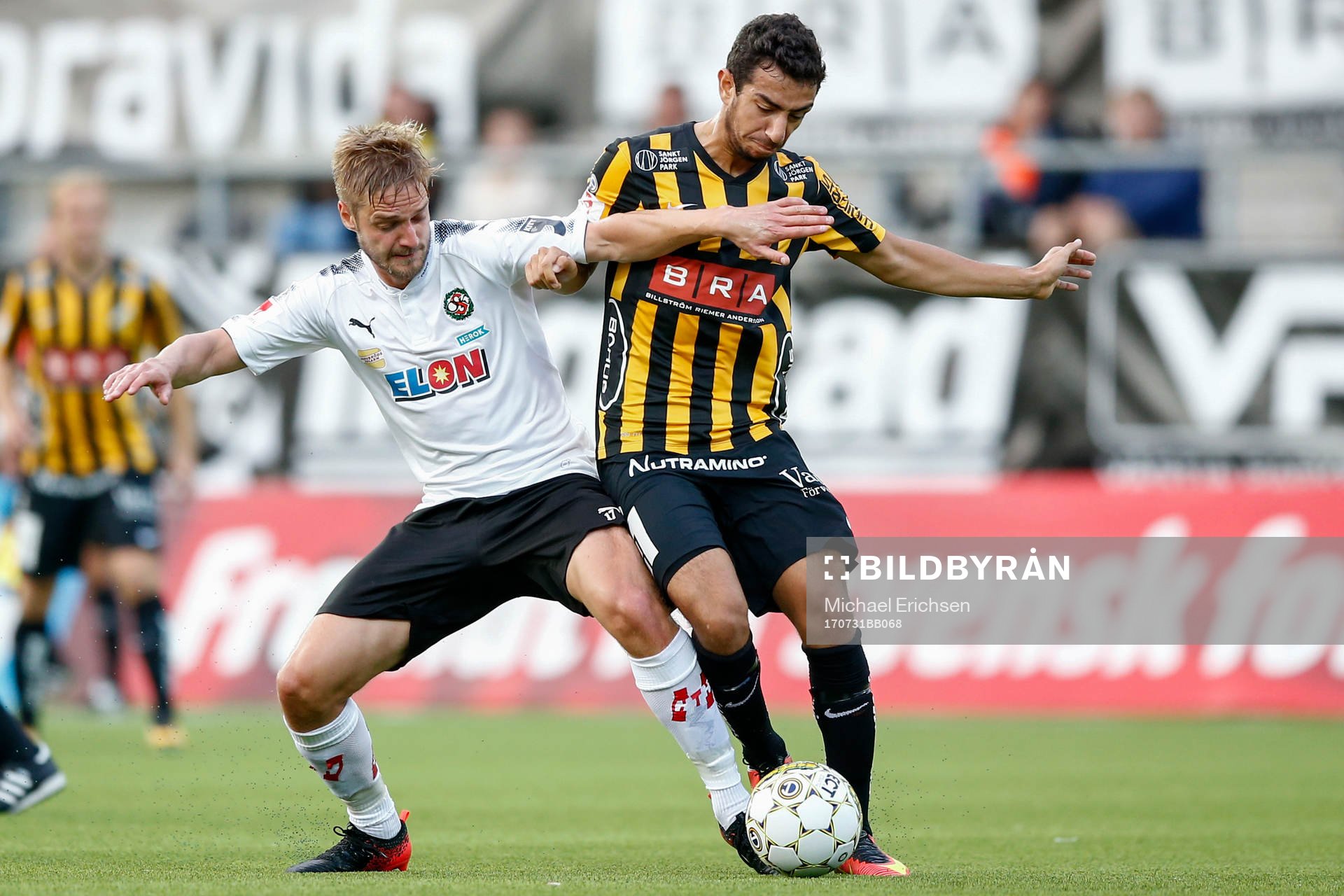 Örebros Johan Mårtensson och Häckens Daleho Irandust i kamp om bollen under fotbollsmatchen i allsvenskan mellan Häcken och Örebro den 31 juli 2017 i Göteborg.