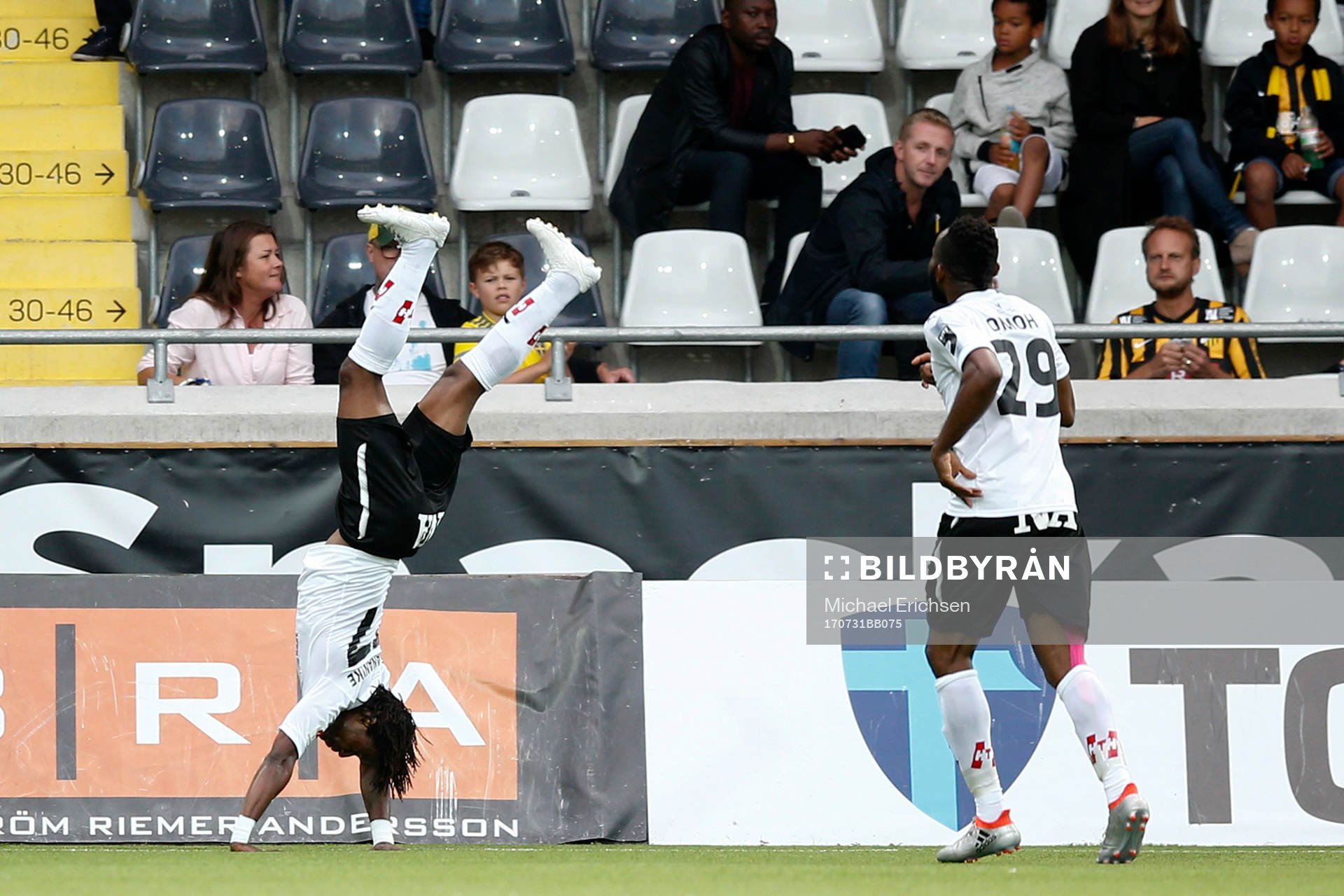 Örebros Kennedy Igboananike jublar efter att han kvitterat till 1-1 under fotbollsmatchen i allsvenskan mellan Häcken och Örebro den 31 juli 2017 i Göteborg.