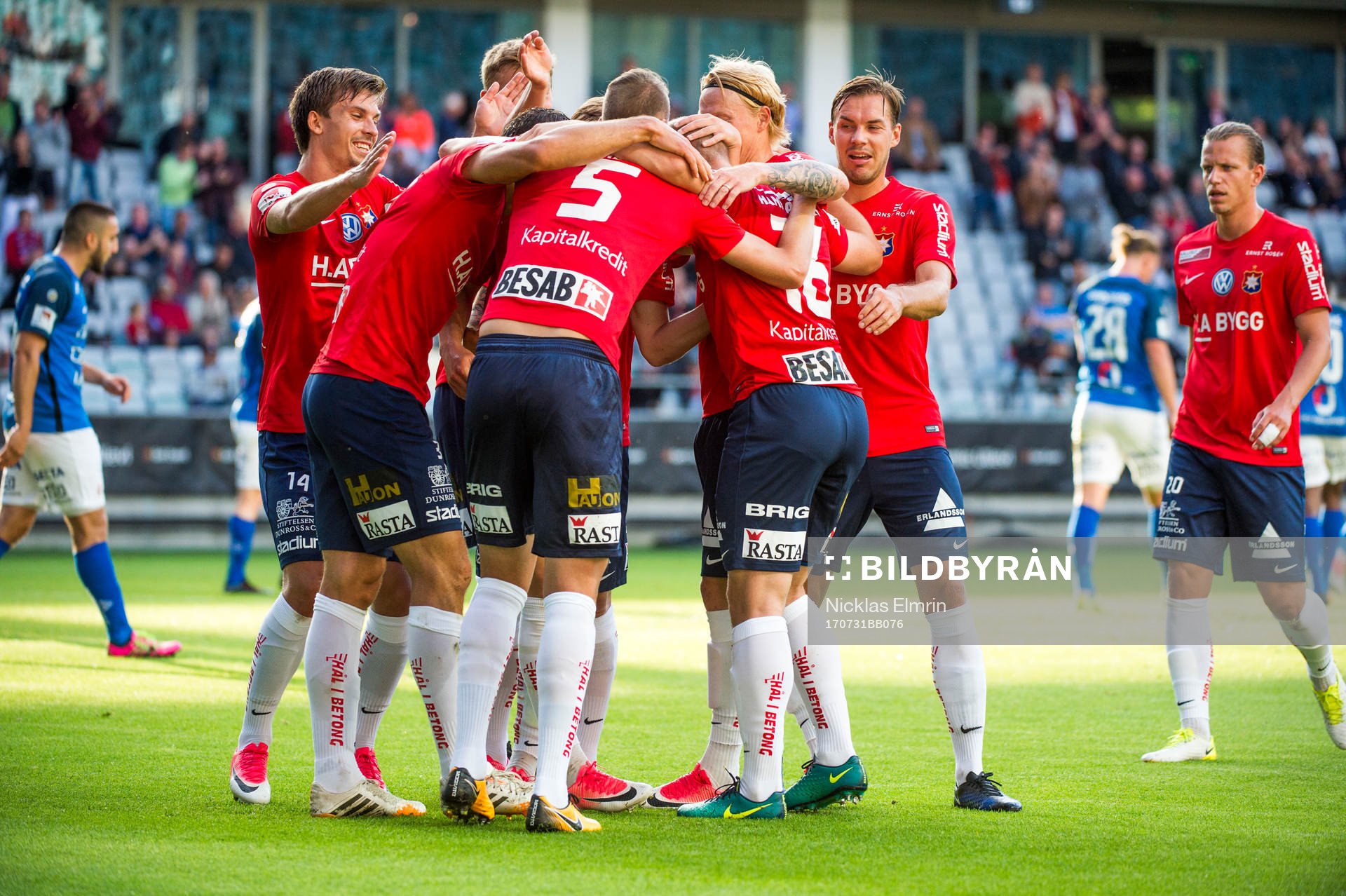 Örgrytes Petter Björlund jublar med lagkamrater