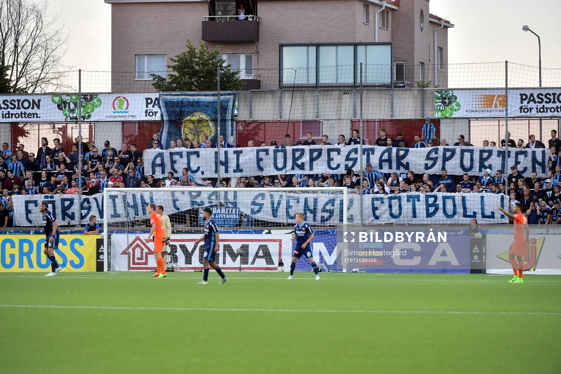 Djurgårdens supportrar med en banderoll med texten AFC ni