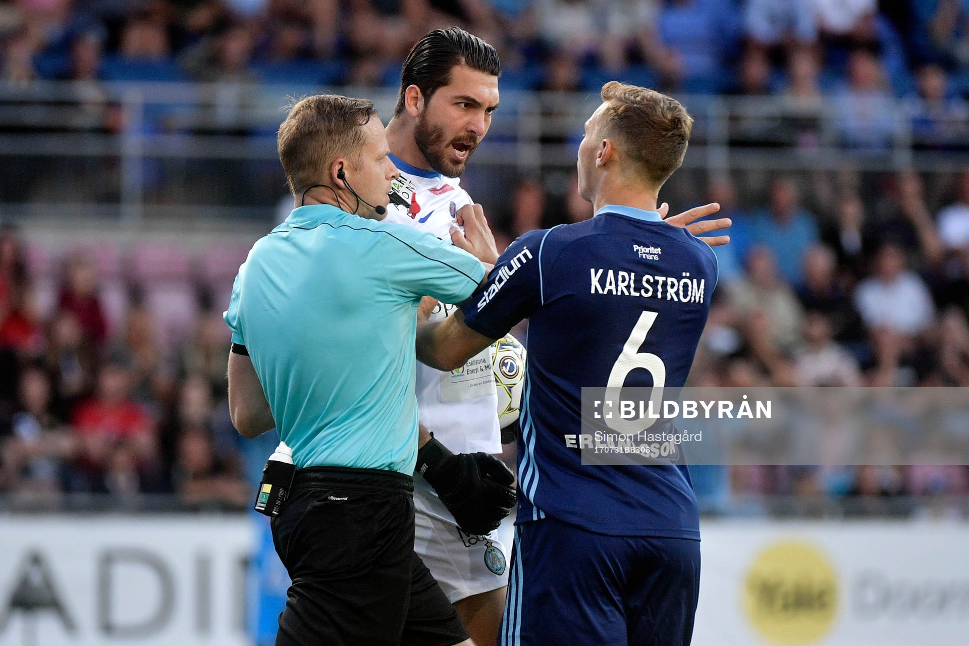 Domaren Johan Krantz går emellan AFC Eskilstunas Målvakt Alireza Haghighi och Djurgårdens Jesper Karlström under fotbollsmatchen i Allsvenskan mellan AFC Eskilstuna och Djurgården, den 31 juli 2017 i Eskilstuna.