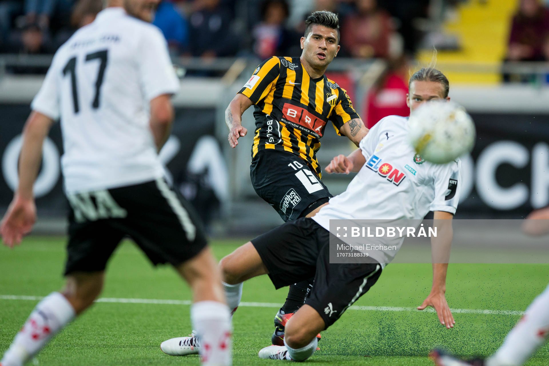 Häckens Paulinho skjuter ett skott förbi täckande Arvid
