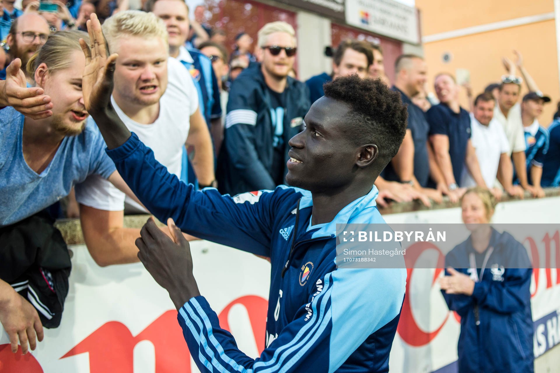 Djurgårdens Aliou Badji tackar publiken efter  fotbollsmatchen i Allsvenskan mellan AFC Eskilstuna och Djurgården, den 31 juli 2017 i Eskilstuna.