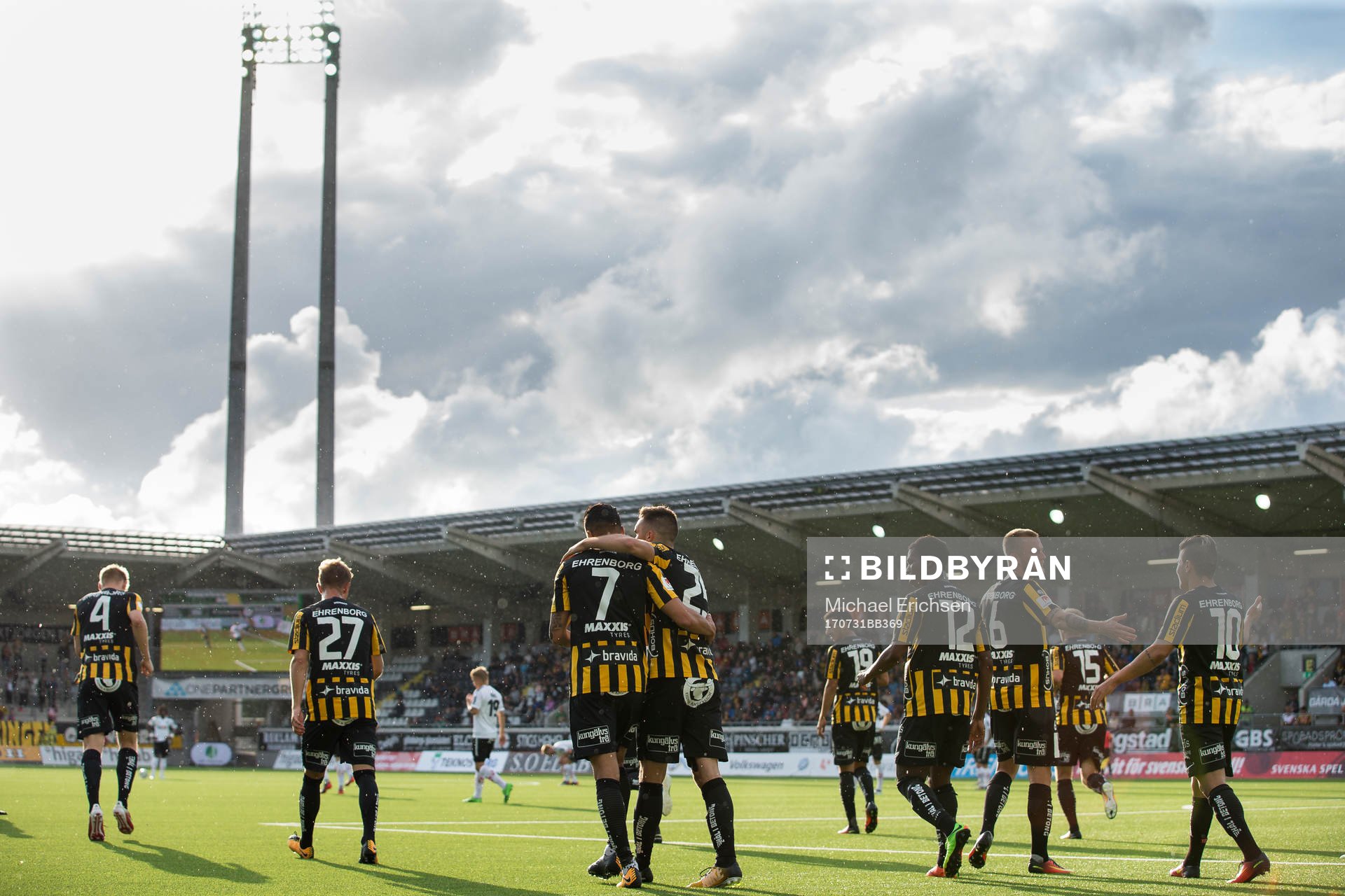 Häckens Ahmad Yasin jublar ihop med Egzon Binaku efter 1-0 under fotbollsmatchen i allsvenskan mellan Häcken och Örebro den 31 juli 2017 i Göteborg.