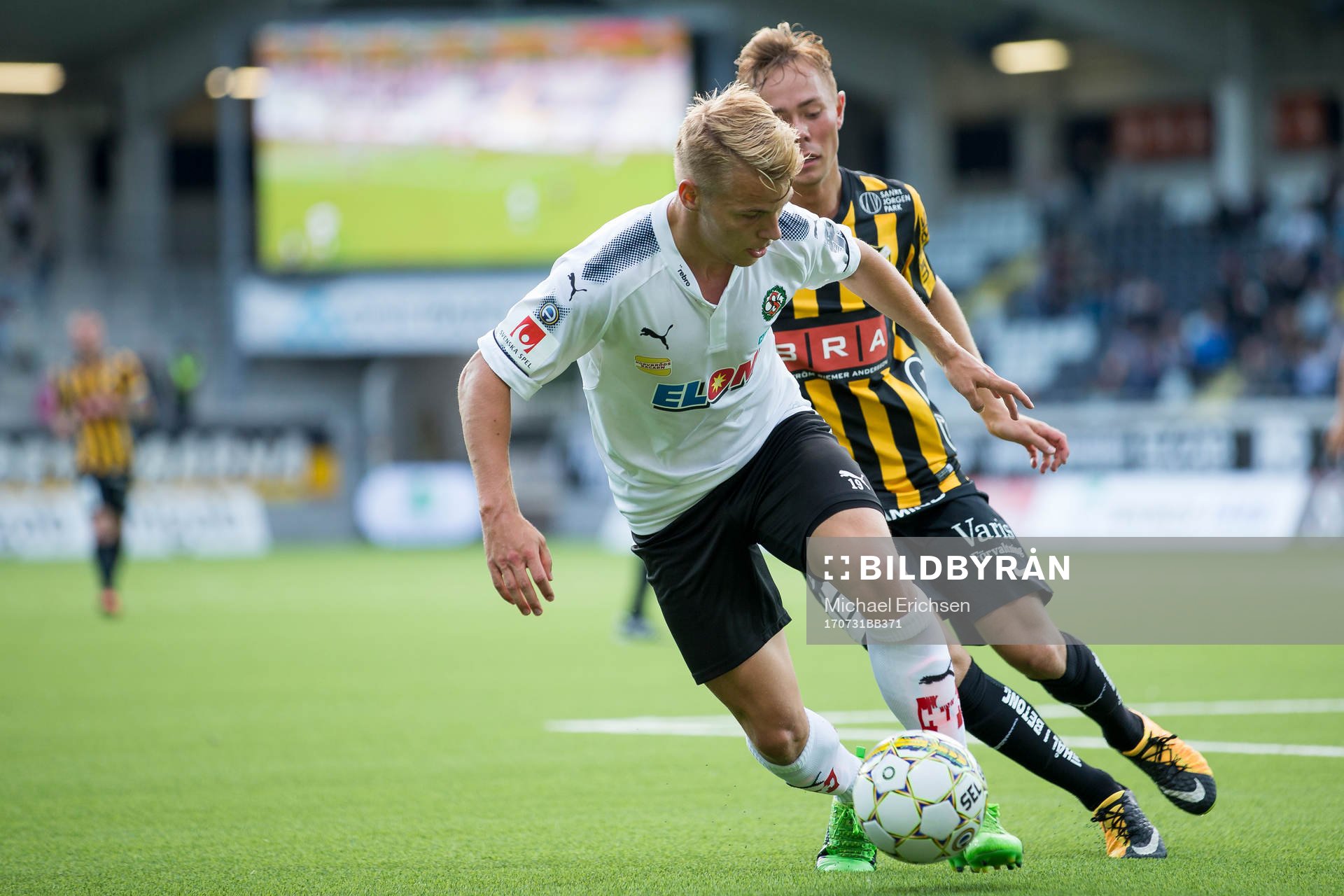 Örebros Sebastian Ring mot Häckens Joel Andersson