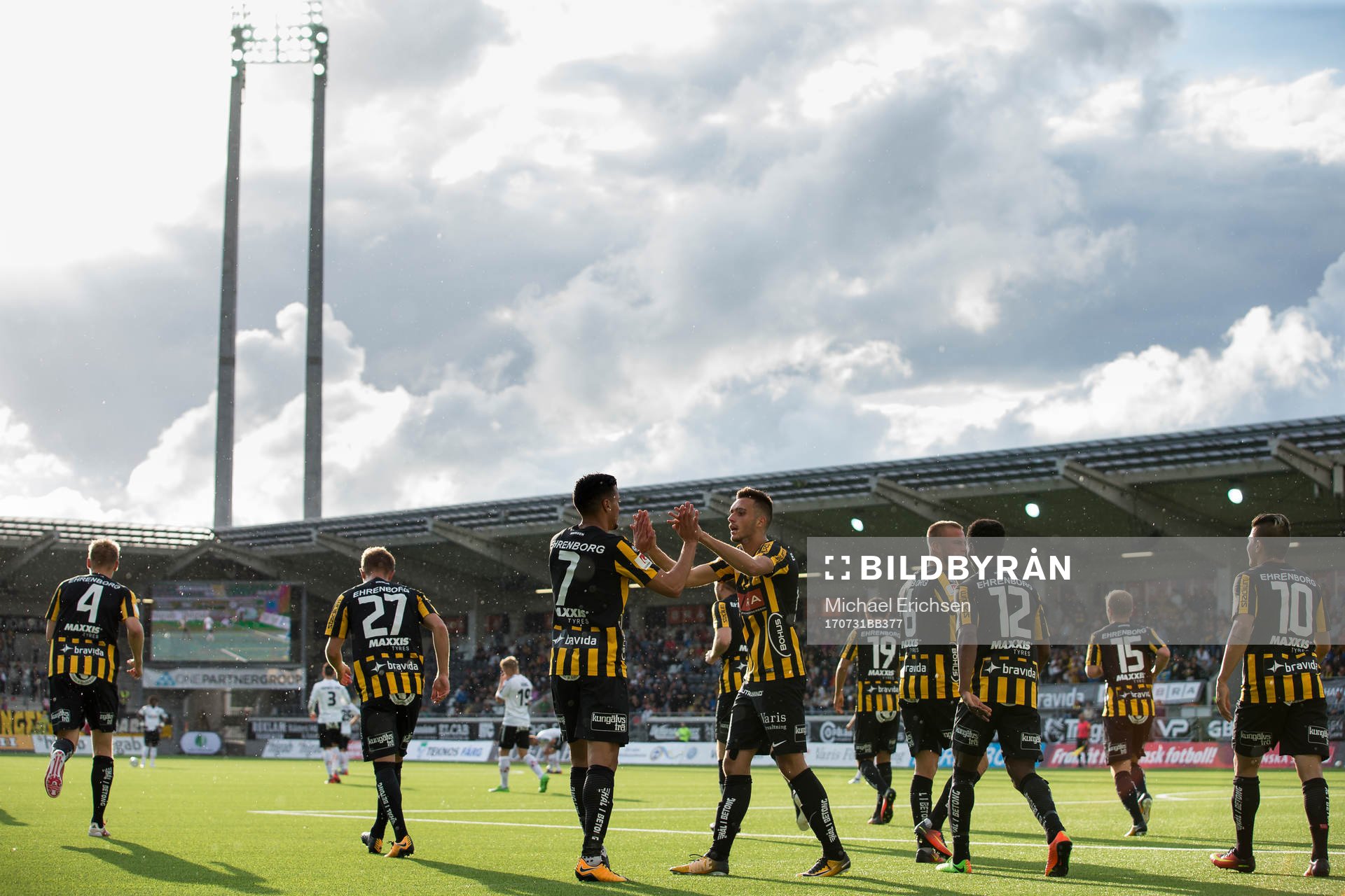 Häckens Ahmad Yasin jublar ihop med Egzon Binaku