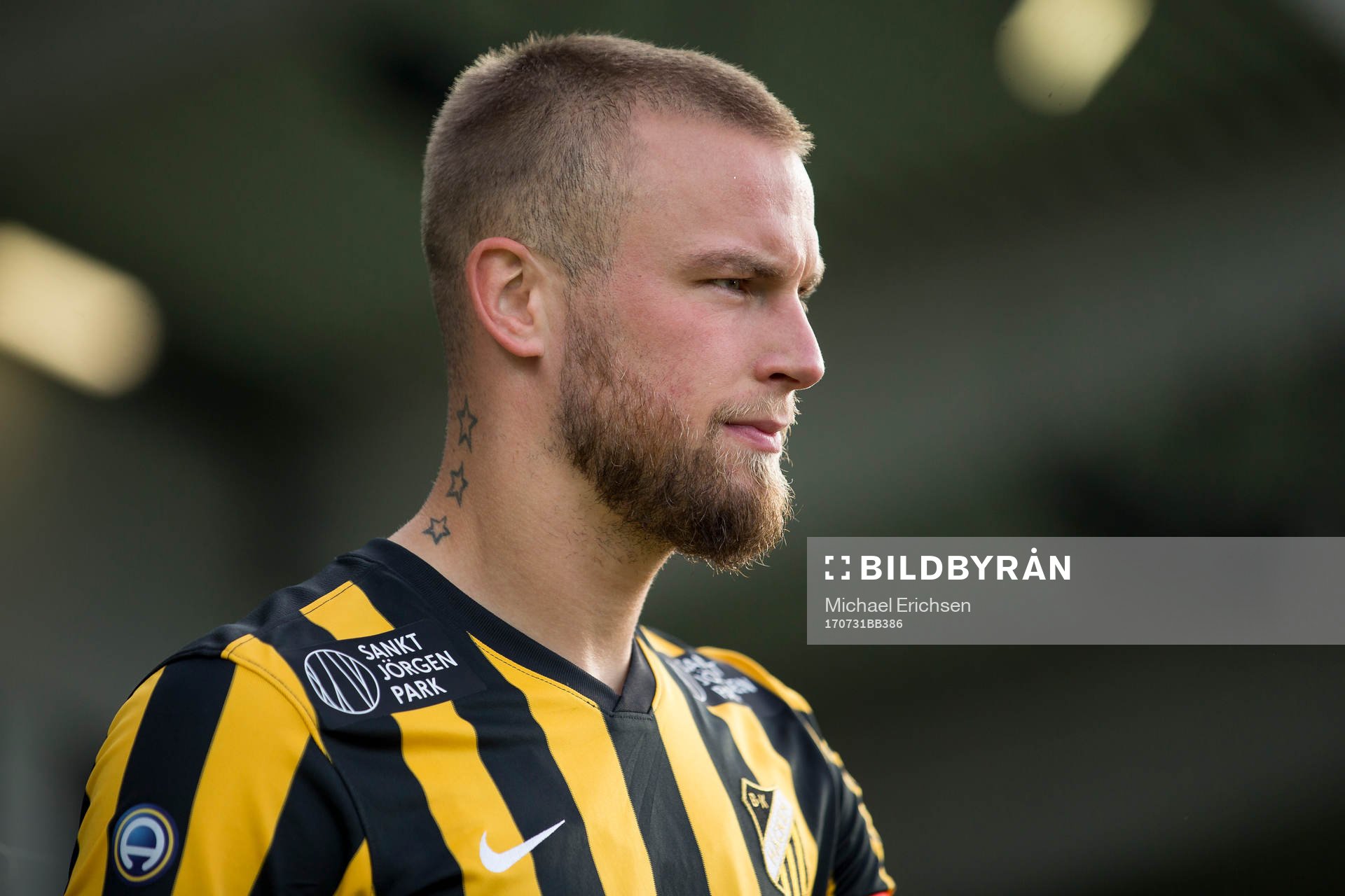 Häckens Alexander Faltsetas på väg in för line up innan fotbollsmatchen i allsvenskan mellan Häcken och Örebro den 31 juli 2017 i Göteborg.