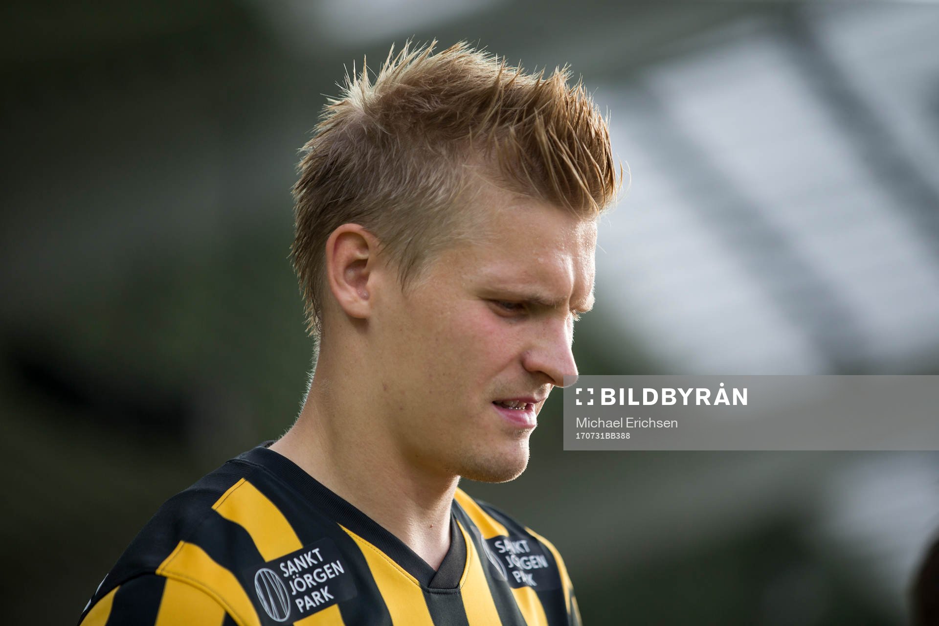 Häckens Juhani Ojala på väg in för line up innan