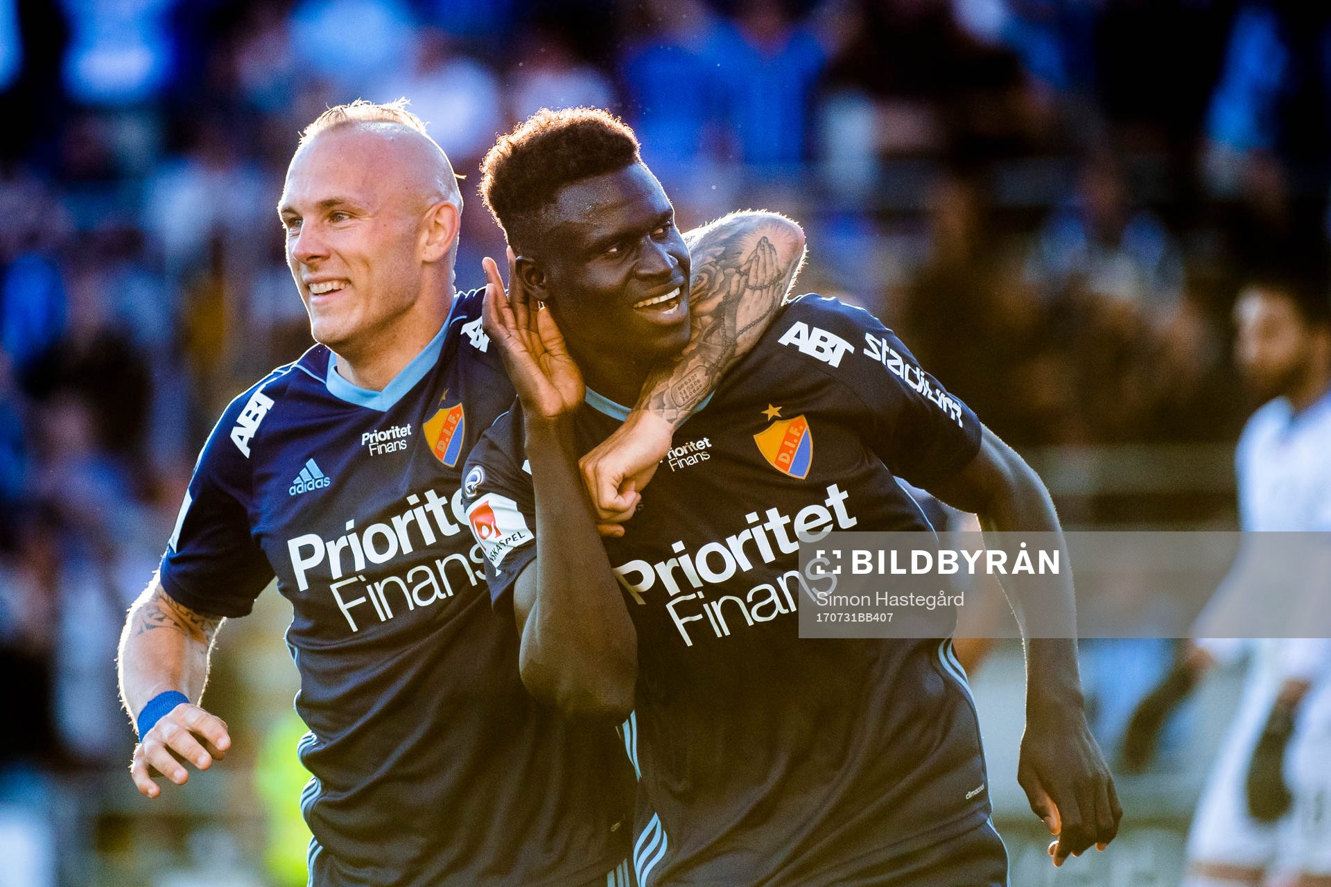 Djurgårdens Magnus Eriksson och Aliou Badji jublar