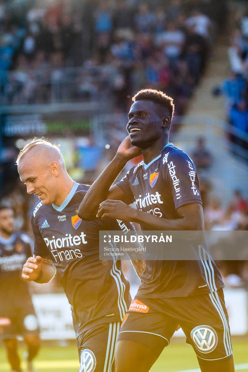 Djurgårdens Magnus Eriksson och Aliou Badji jublar