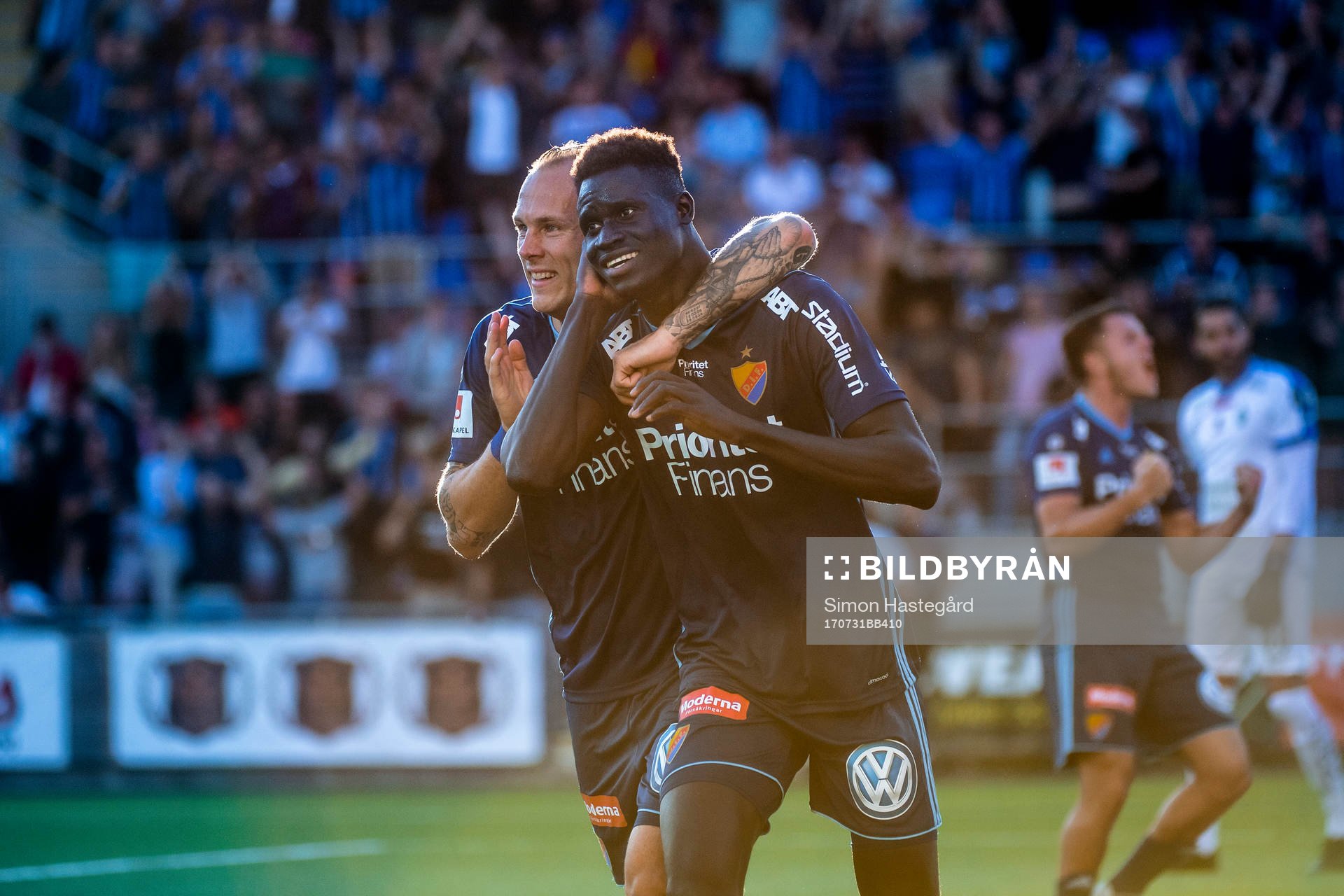 Djurgårdens Magnus Eriksson och Aliou Badji jublar