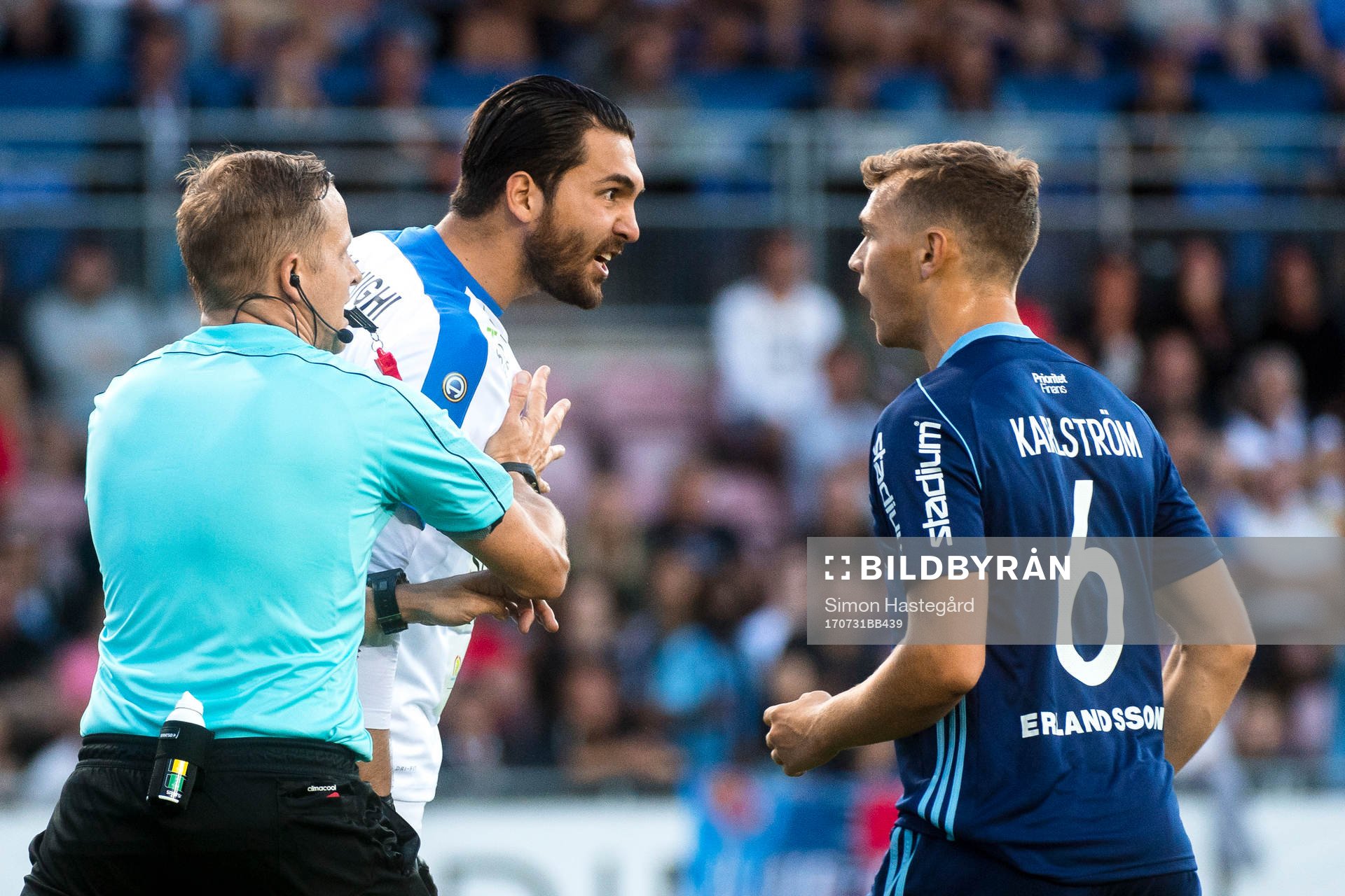 Domaren Johan Krantz stoppar bråk mellan AFC Eskilstunas Målvakt Alireza Haghighi och Djurgårdens Jesper Karlström efter en situation i straffområdet under fotbollsmatchen i Allsvenskan mellan AFC Eskilstuna och Djurgården, den 31 juli 2017 i Eskilstuna.