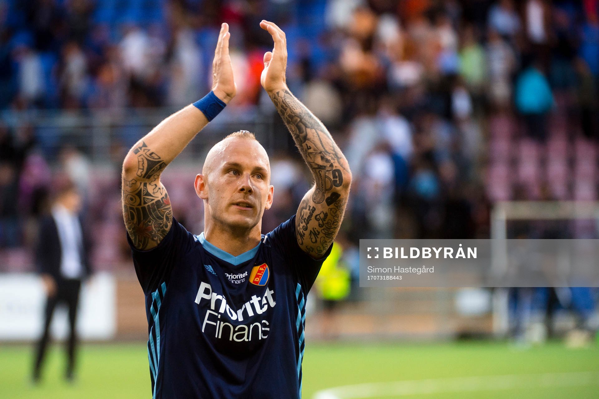 Djurgårdens Magnus Eriksson tackar publiken
