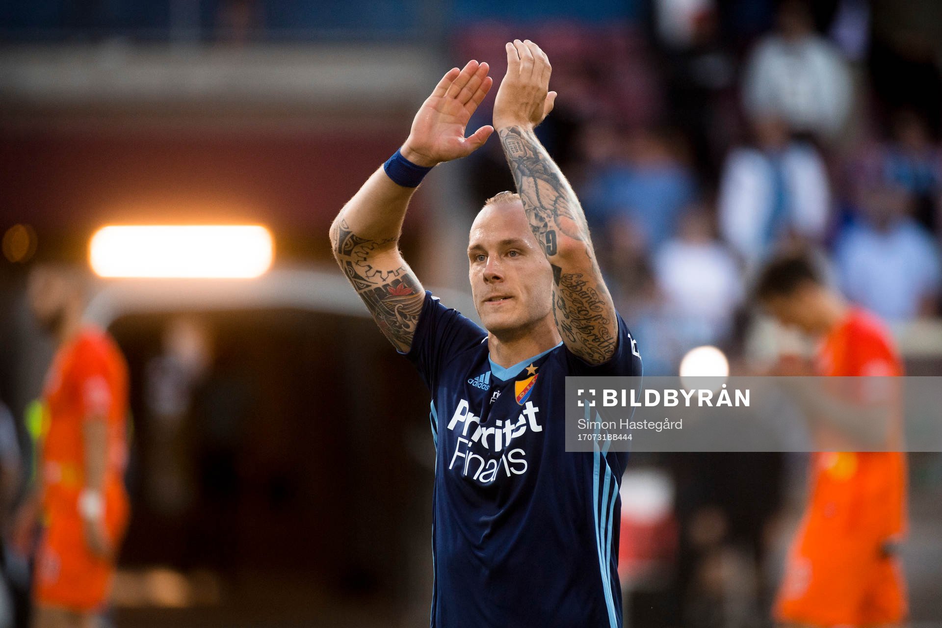 Djurgårdens Magnus Eriksson tackar publiken efter fotbollsmatchen i Allsvenskan mellan AFC Eskilstuna och Djurgården, den 31 juli 2017 i Eskilstuna.