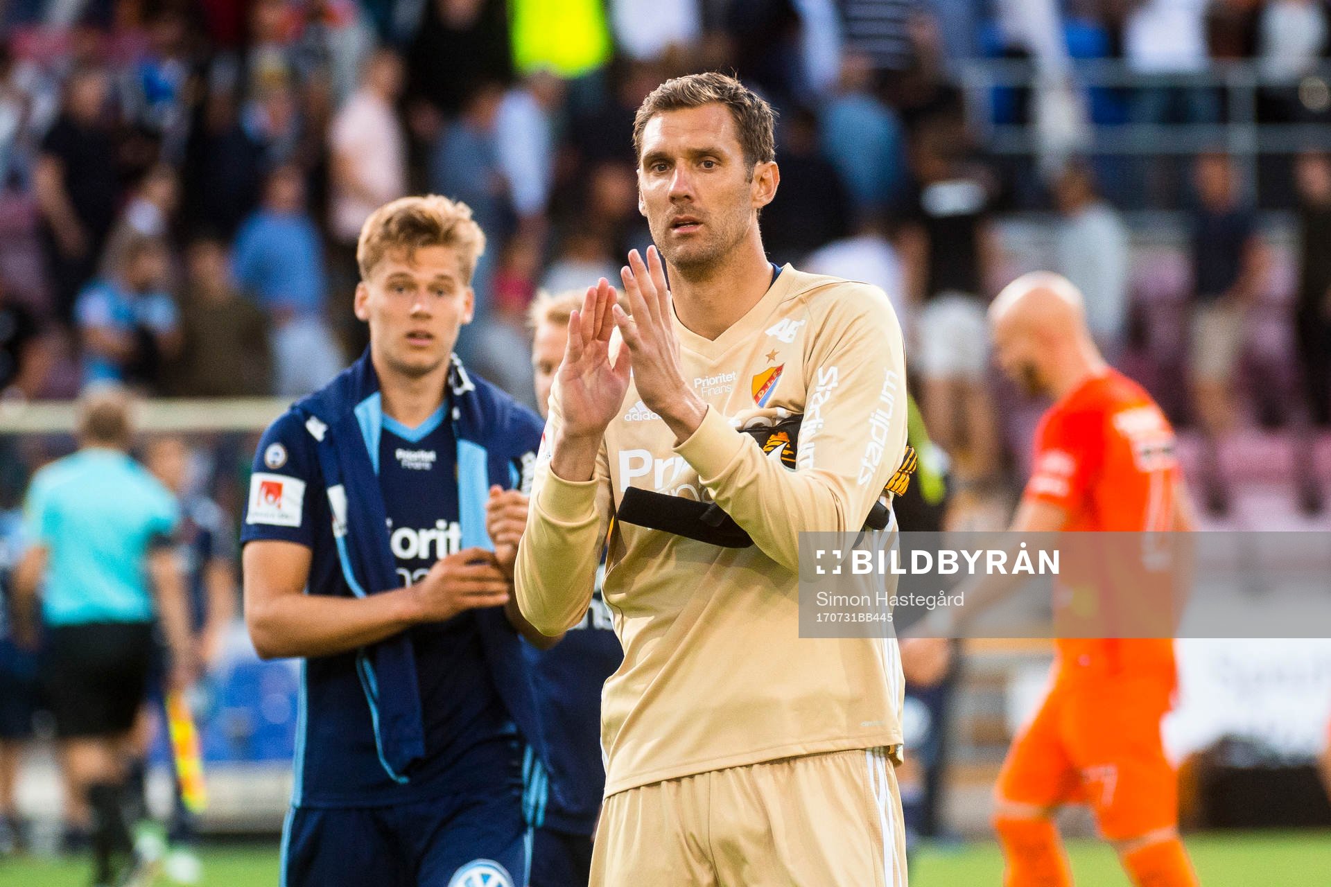 Djurgårdens målvakt Andreas Isaksson tackar publiken