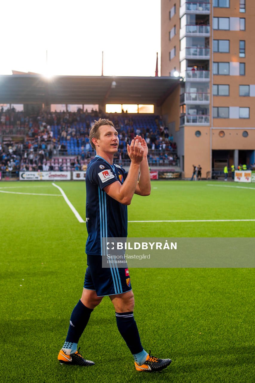 Djurgårdens Kim Källström tackar publiken efter fotbollsmatchen i Allsvenskan mellan AFC Eskilstuna och Djurgården, den 31 juli 2017 i Eskilstuna.