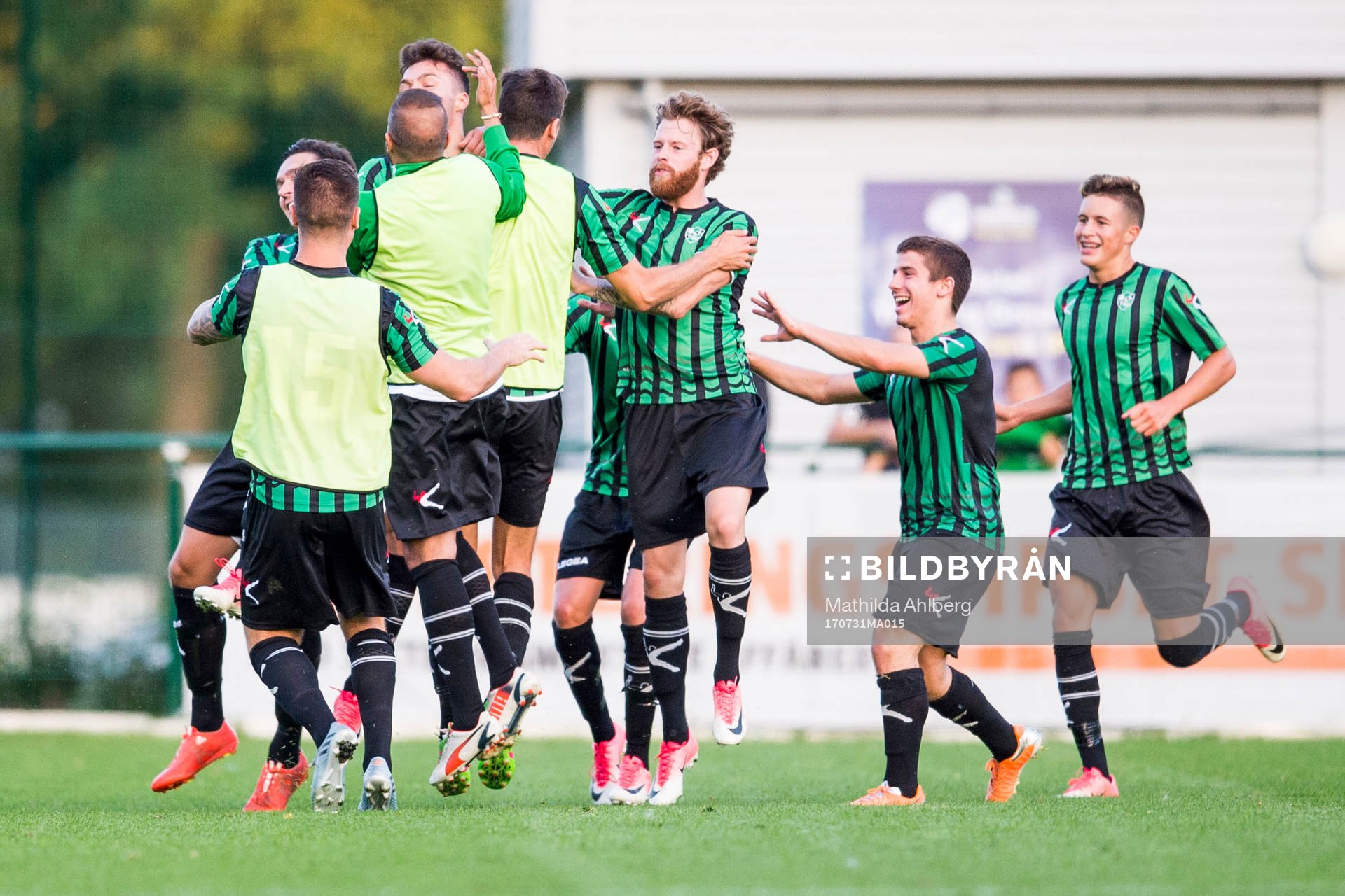 Högaborgs Bleron Zekaj jublar med lagkamrater efter att ha gjort 2-1 under en fotbollsmatch mellan Högaborg och Kågeröd i Division 3 Sydvästra Götaland den 31 juli 2017 i Helsingborg.