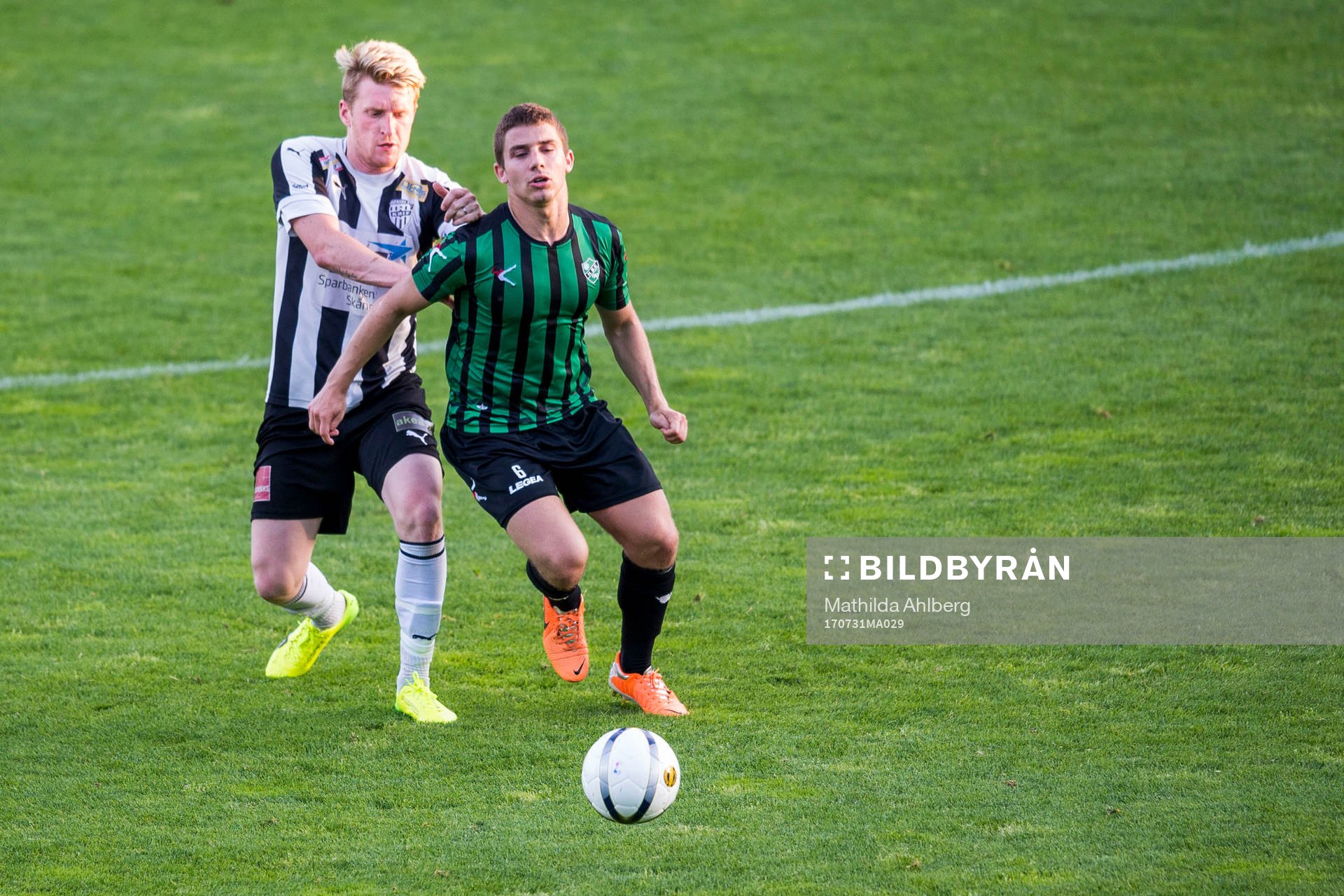 Kågeröds Alexander Bengtsson och Högaborgs Brandon Camacho Sobek under en fotbollsmatch mellan Högaborg och Kågeröd i Division 3 Sydvästra Götaland den 31 juli 2017 i Helsingborg.