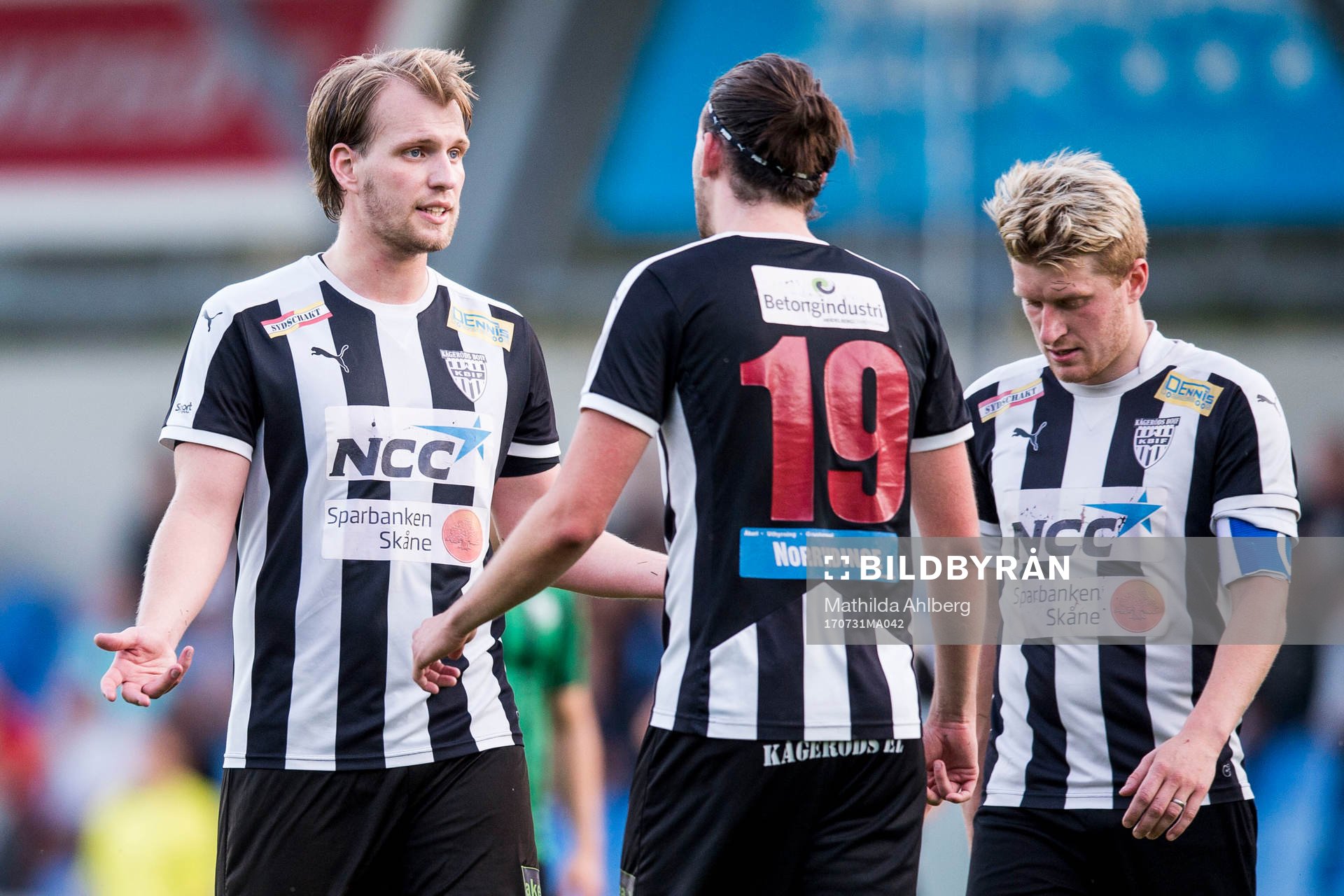 Kågeröds Måns Carlsen i diskussion med Victor Löfstedt under en fotbollsmatch mellan Högaborg och Kågeröd i Division 3 Sydvästra Götaland den 31 juli 2017 i Helsingborg.