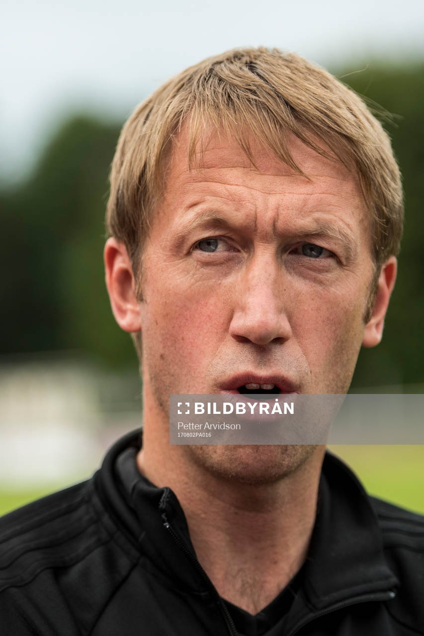 Östersunds tränare Graham Potter pratar med media