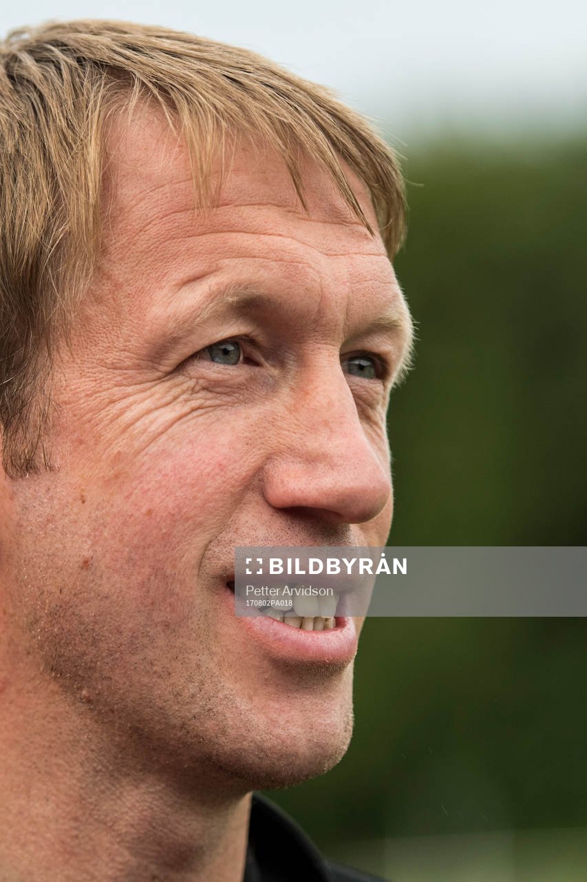 Östersunds tränare Graham Potter pratar med media