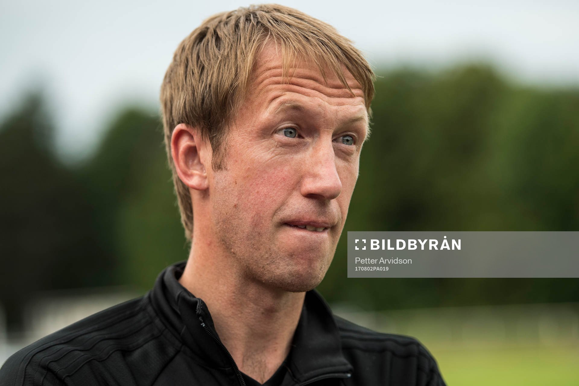 Östersunds tränare Graham Potter pratar med media