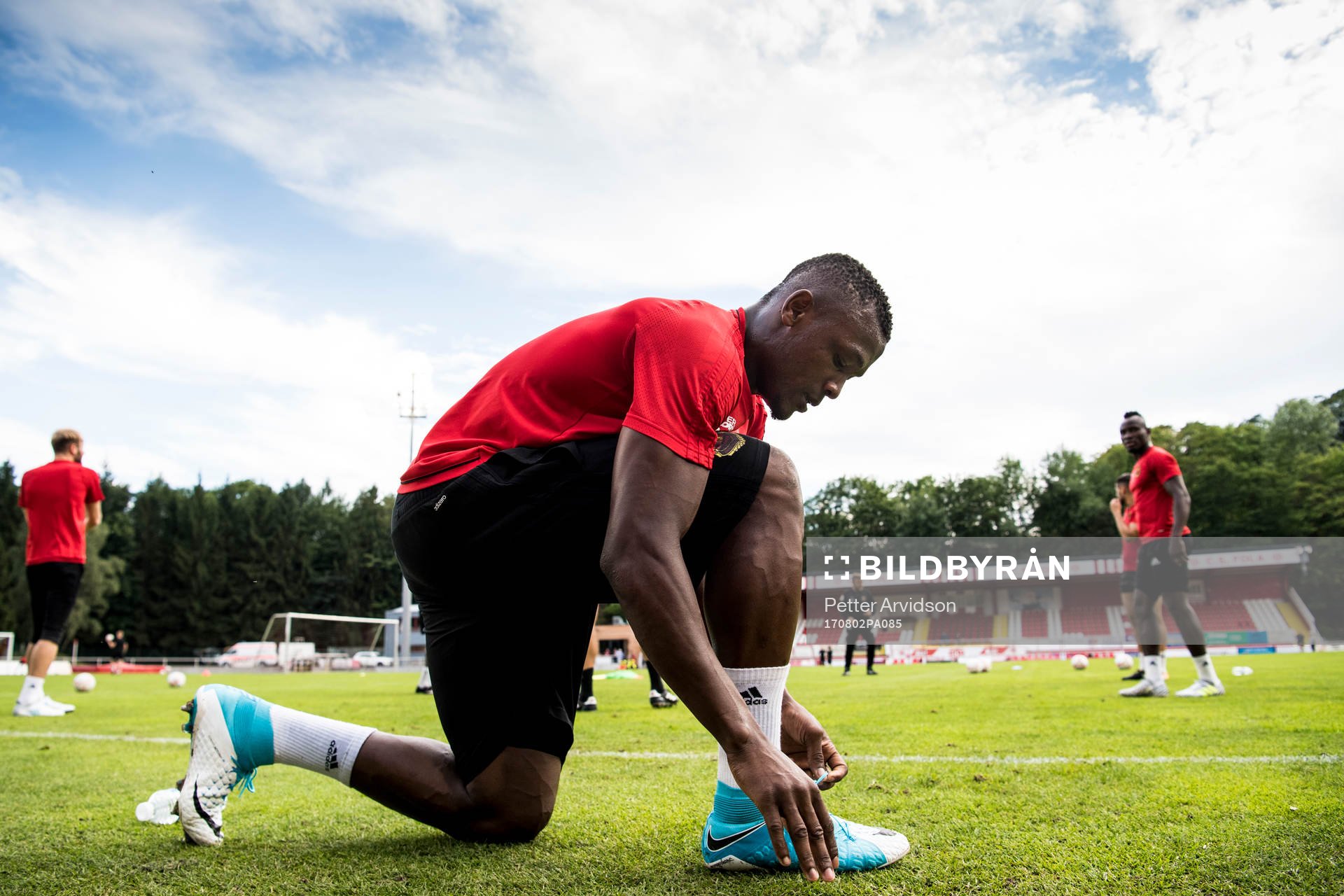 Östersunds Salisu Abdullahi Gero knyter skorna