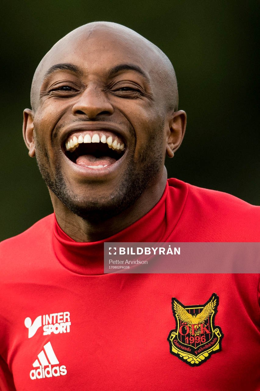 Östersunds Fouad Bachirou skrattar