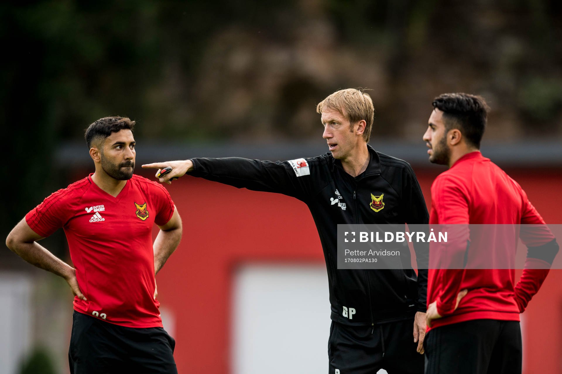 Östersunds tränare Graham Potter i samtal med Saman