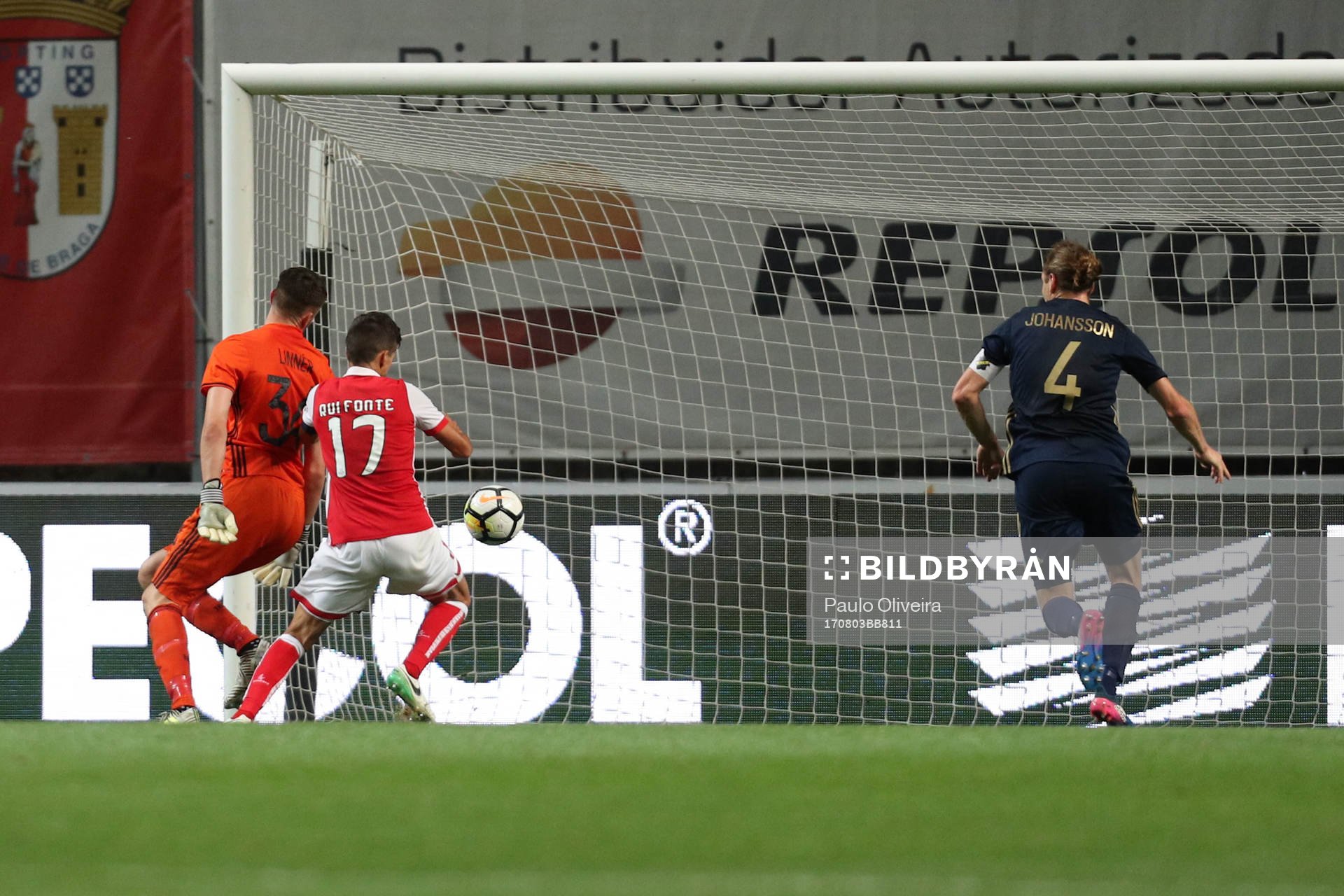 Rui Fonte forward of SC Braga (R) score a goal with Oscar