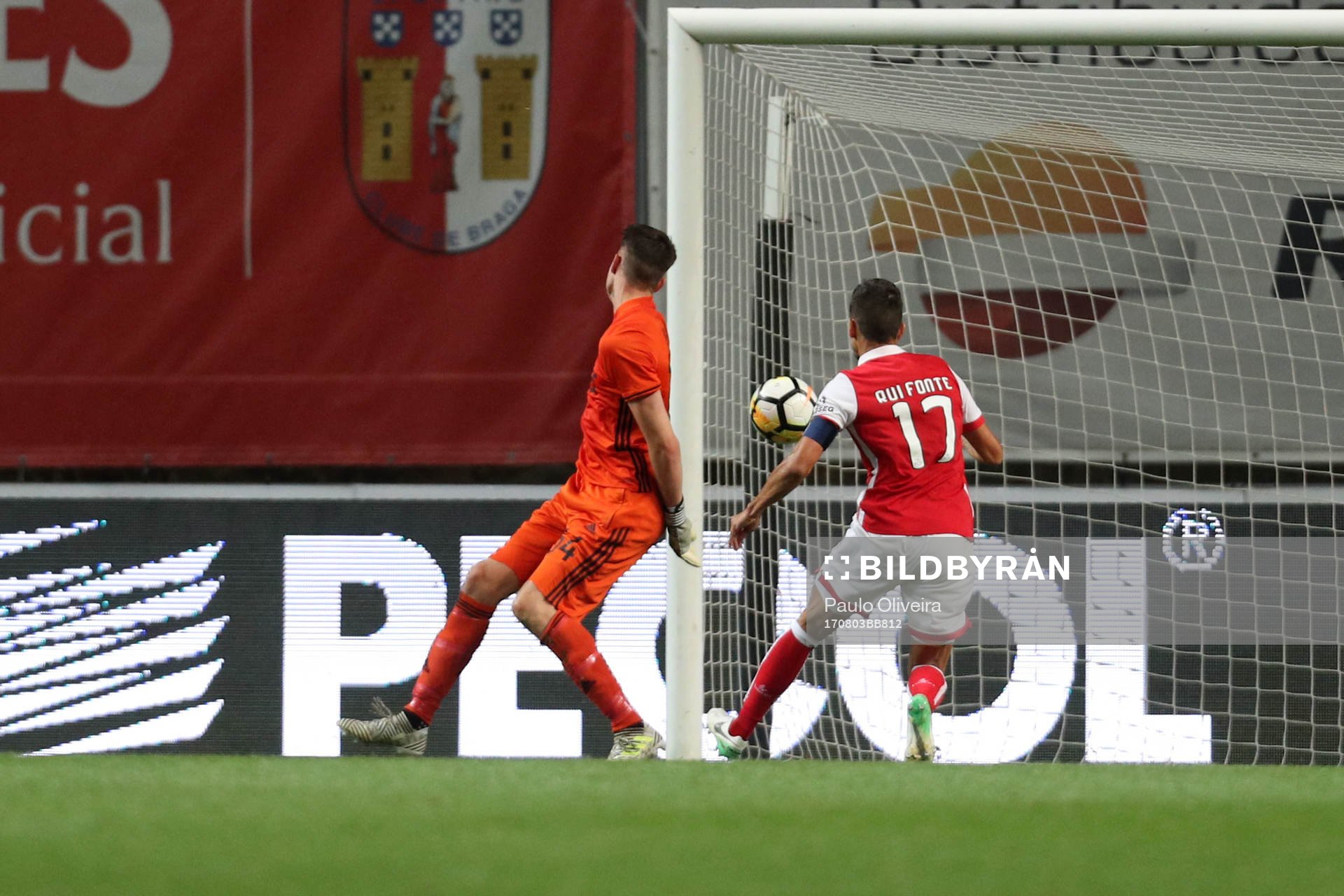 Rui Fonte forward of SC Braga (R) score a goal with Oscar