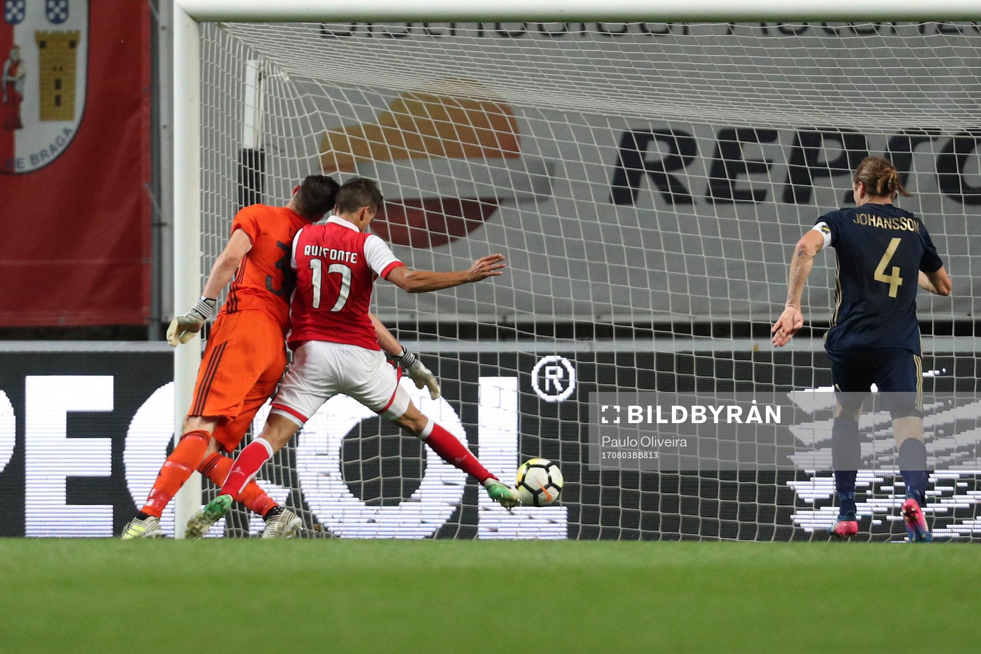 Rui Fonte forward of SC Braga (R) score a goal with Oscar