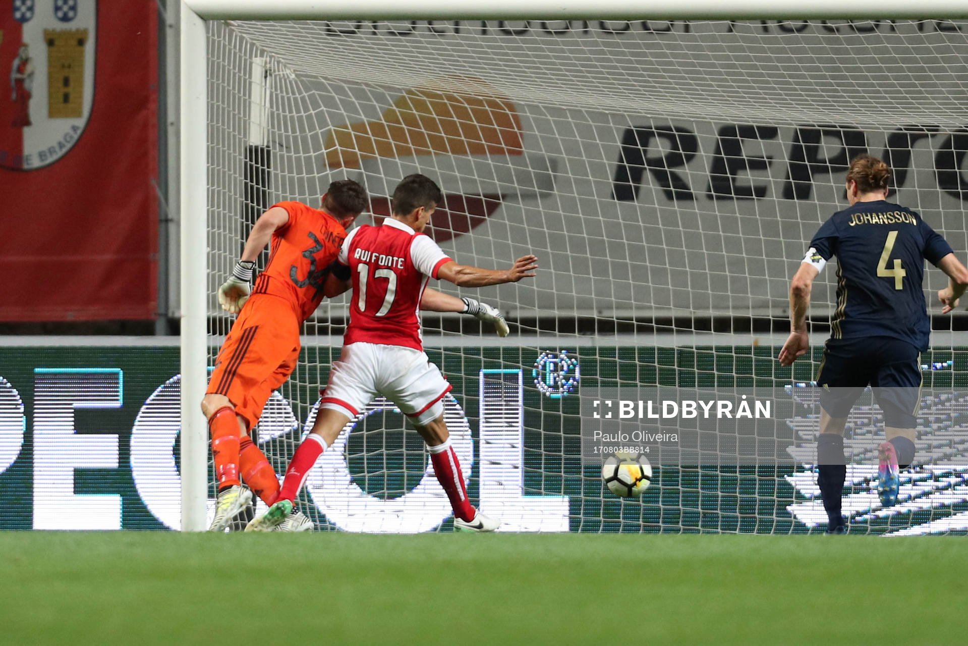 Rui Fonte forward of SC Braga (R) score a goal with Oscar