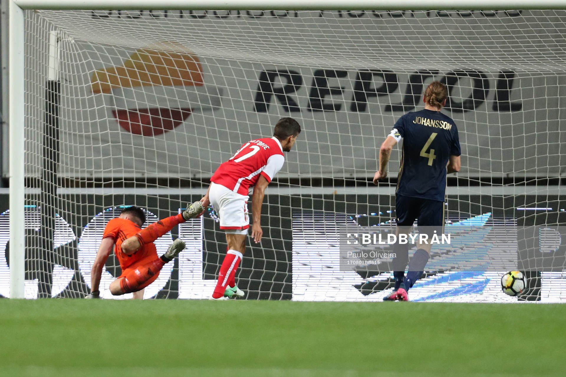 Rui Fonte forward of SC Braga (R) score a goal with Oscar