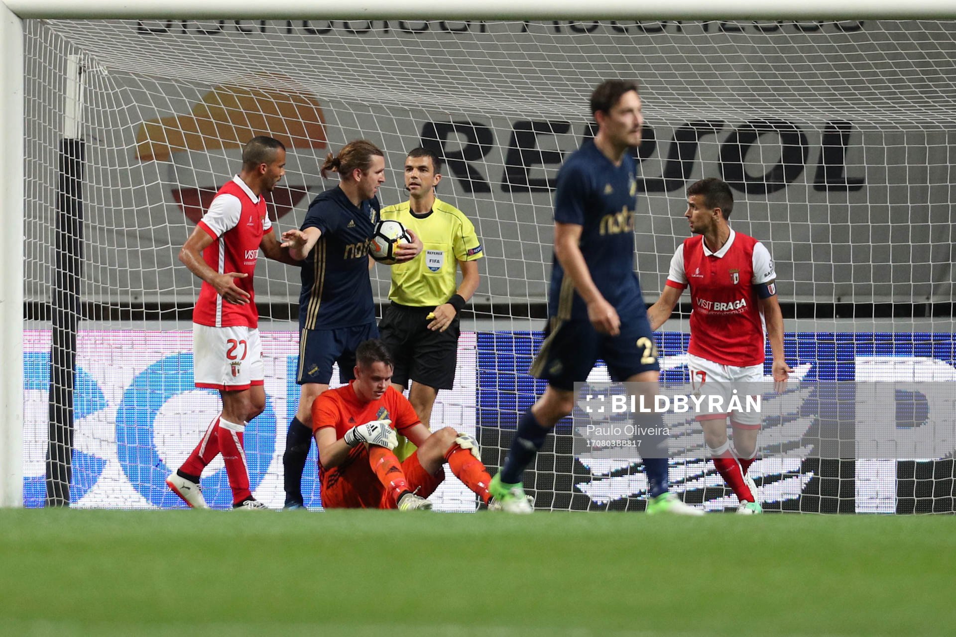 Rui Fonte forward of SC Braga (R) score a goal with Oscar