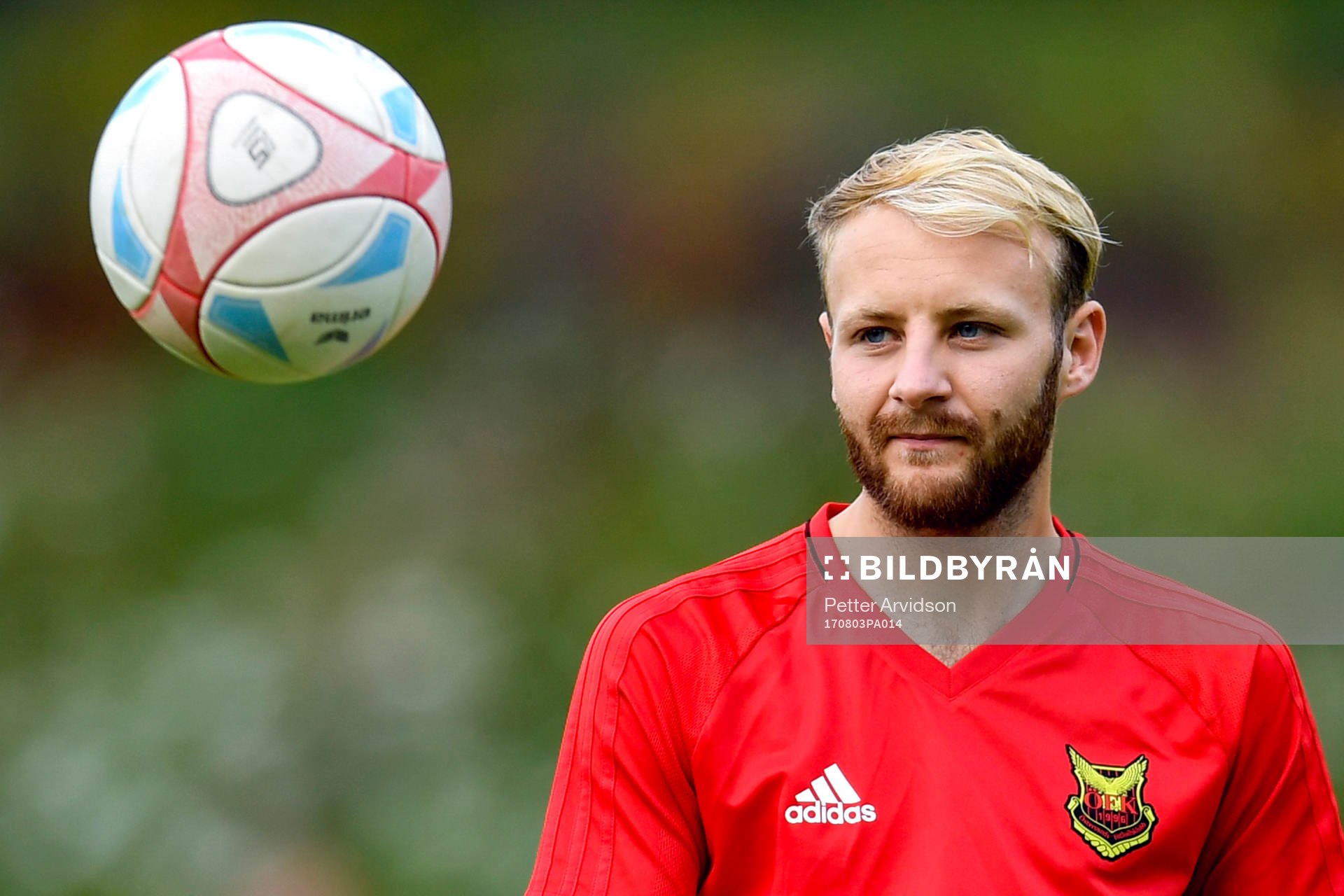 Östersunds Curtis Edwards värmer upp