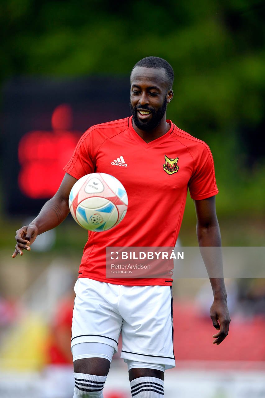 Östersunds Ronald Mukiibi värmer upp