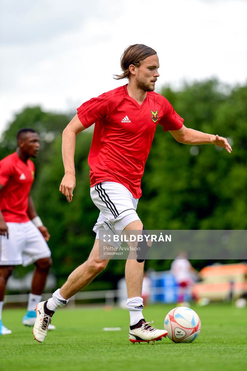 Östersunds Tom Pettersson värmer upp