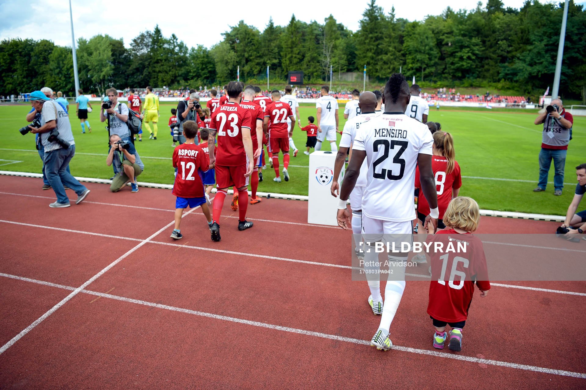 Östersunds spelare gör entre