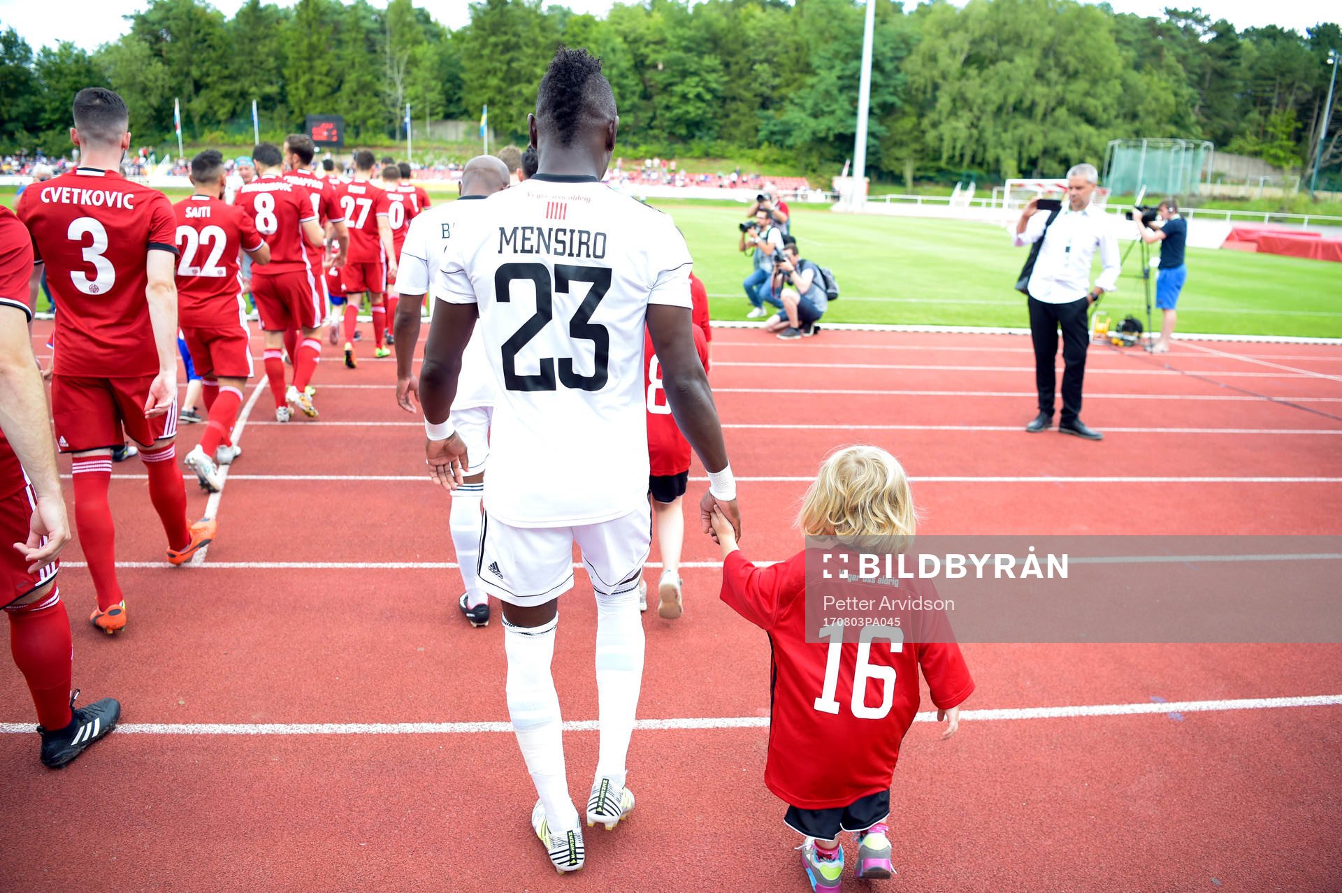 Östersunds Samuel Mensiro gör entre