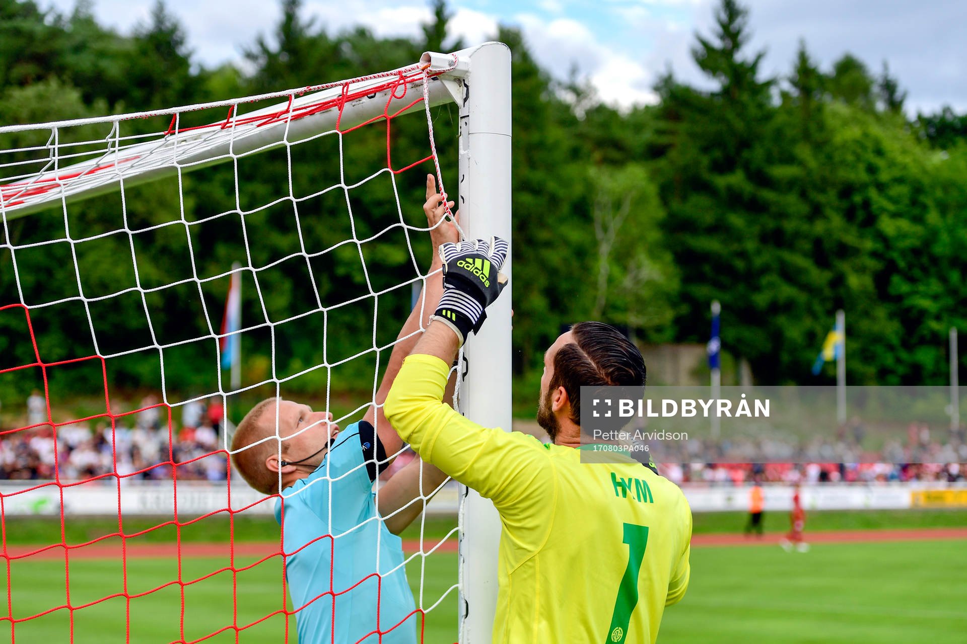FC Fola Esch målvakt Thomas Hym hjälper domaren att